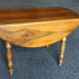 Table ronde à volets Louis Philippe, en noyer avec deux allonges.