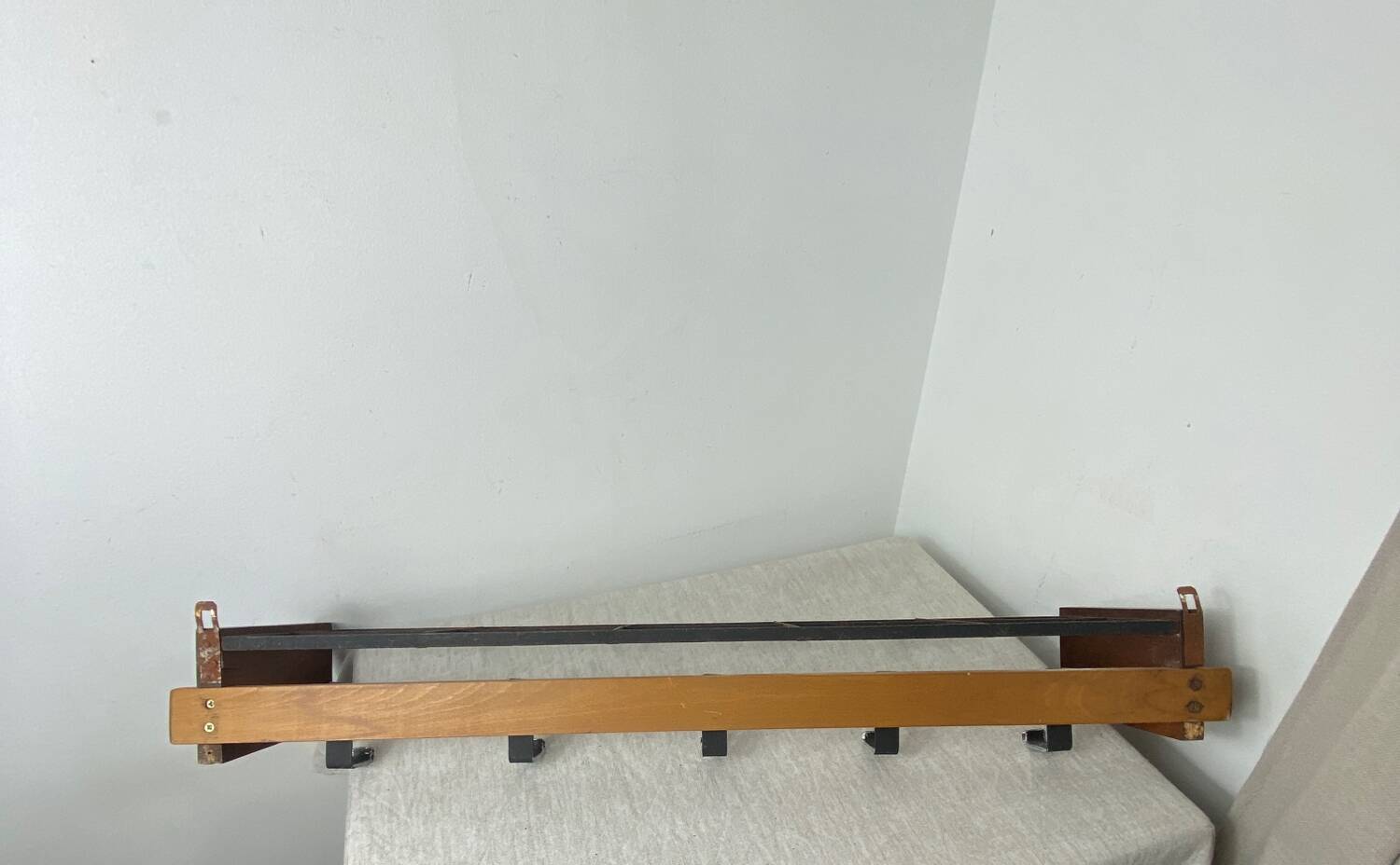 Wall-mounted coat rack with 5 wood and iron hooks