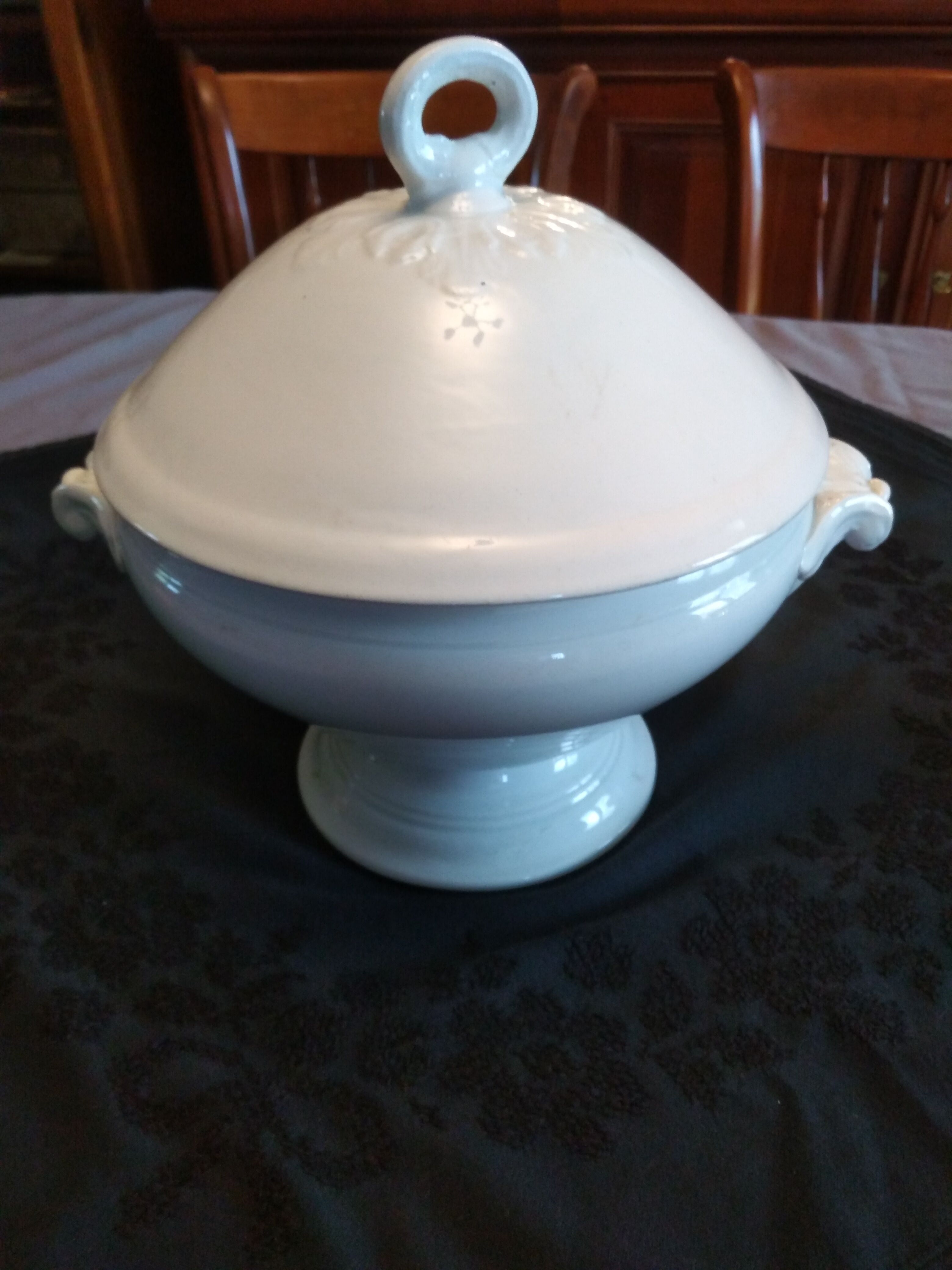 Soup tureen in opaque faience of Lunéville