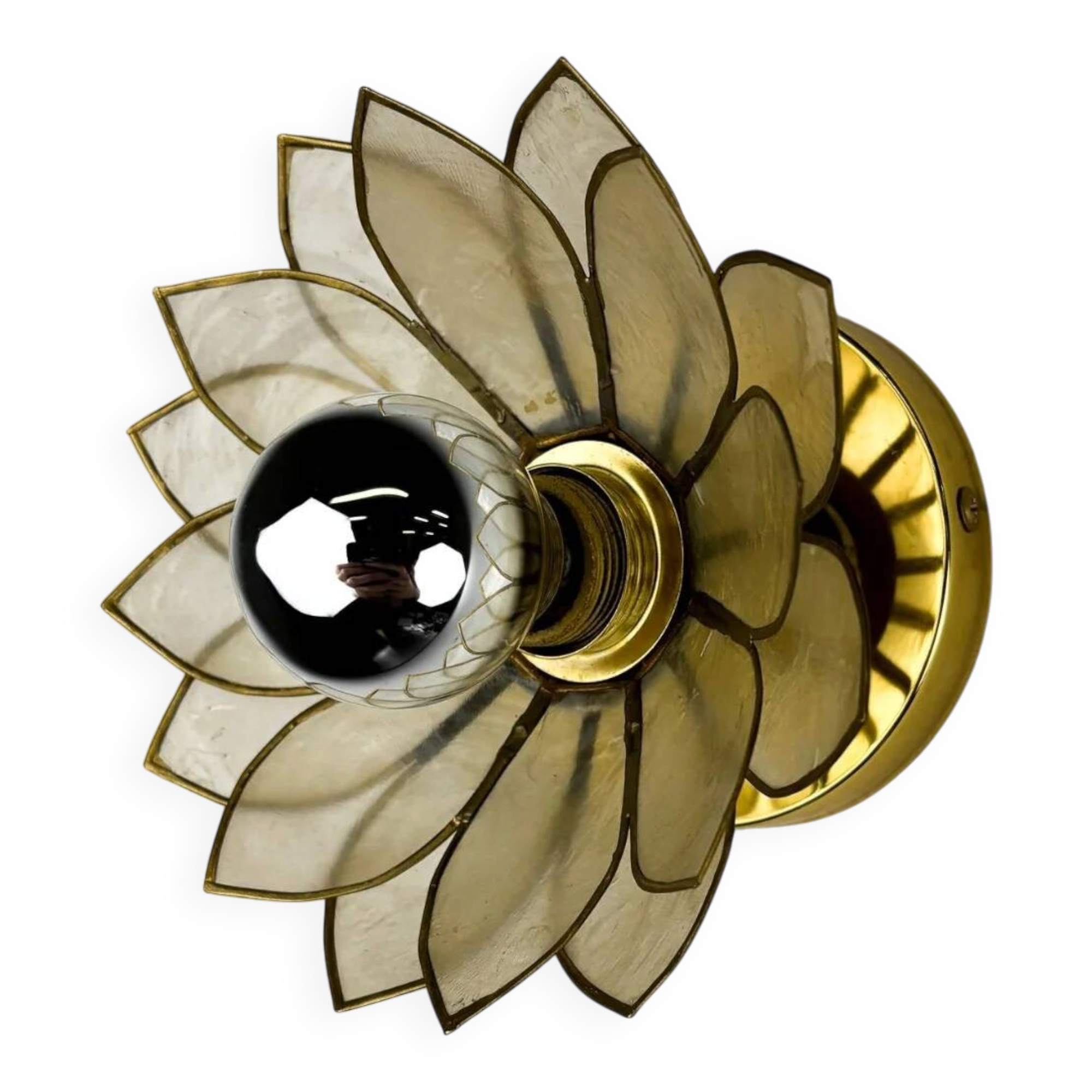 Applique murale en forme de fleur de lotus, pétales en nacre et laiton doré, Italie, années 1970.