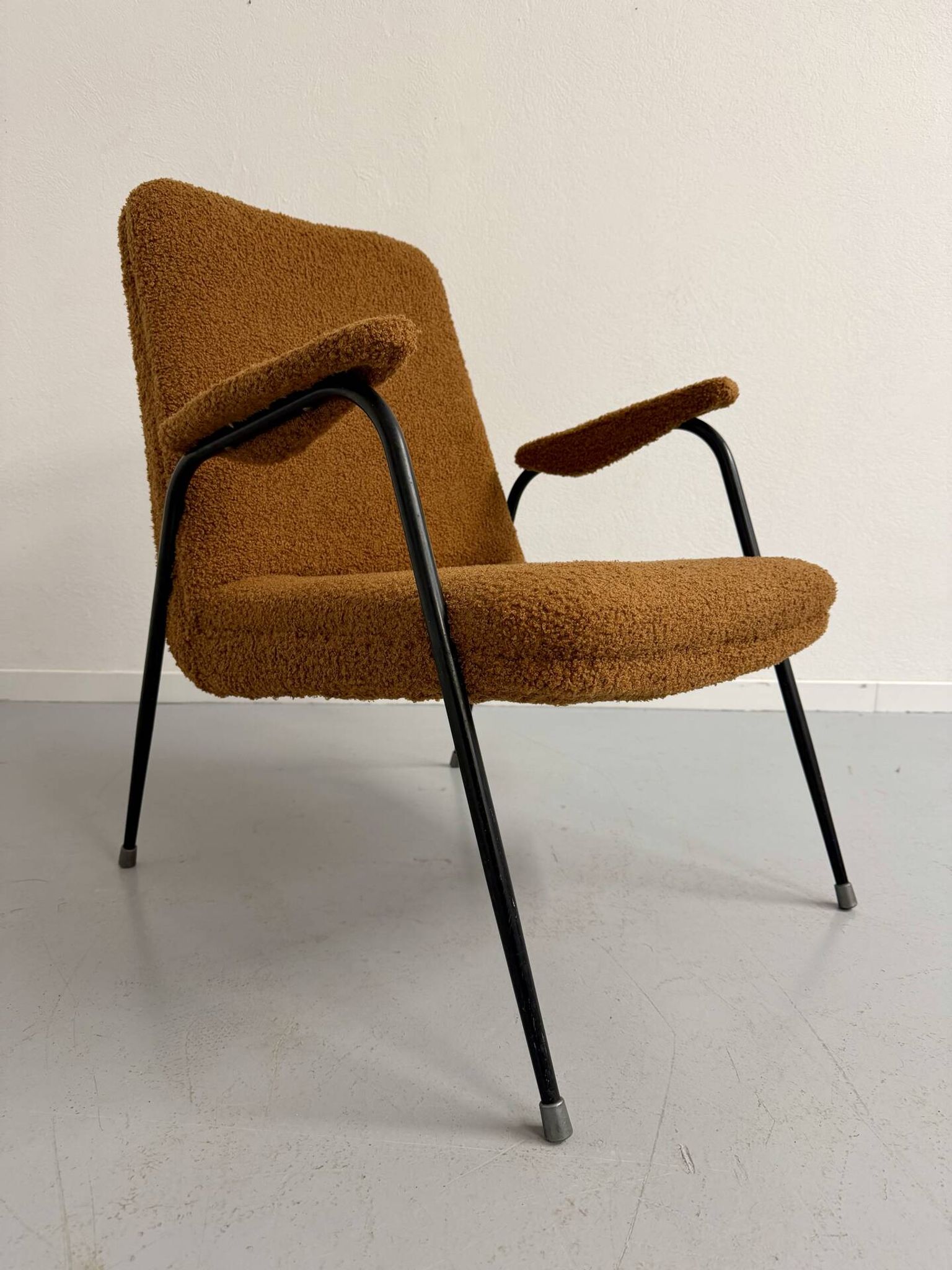 Vintage metal armchair with orange boucle fabric, French design from the 1950s.
