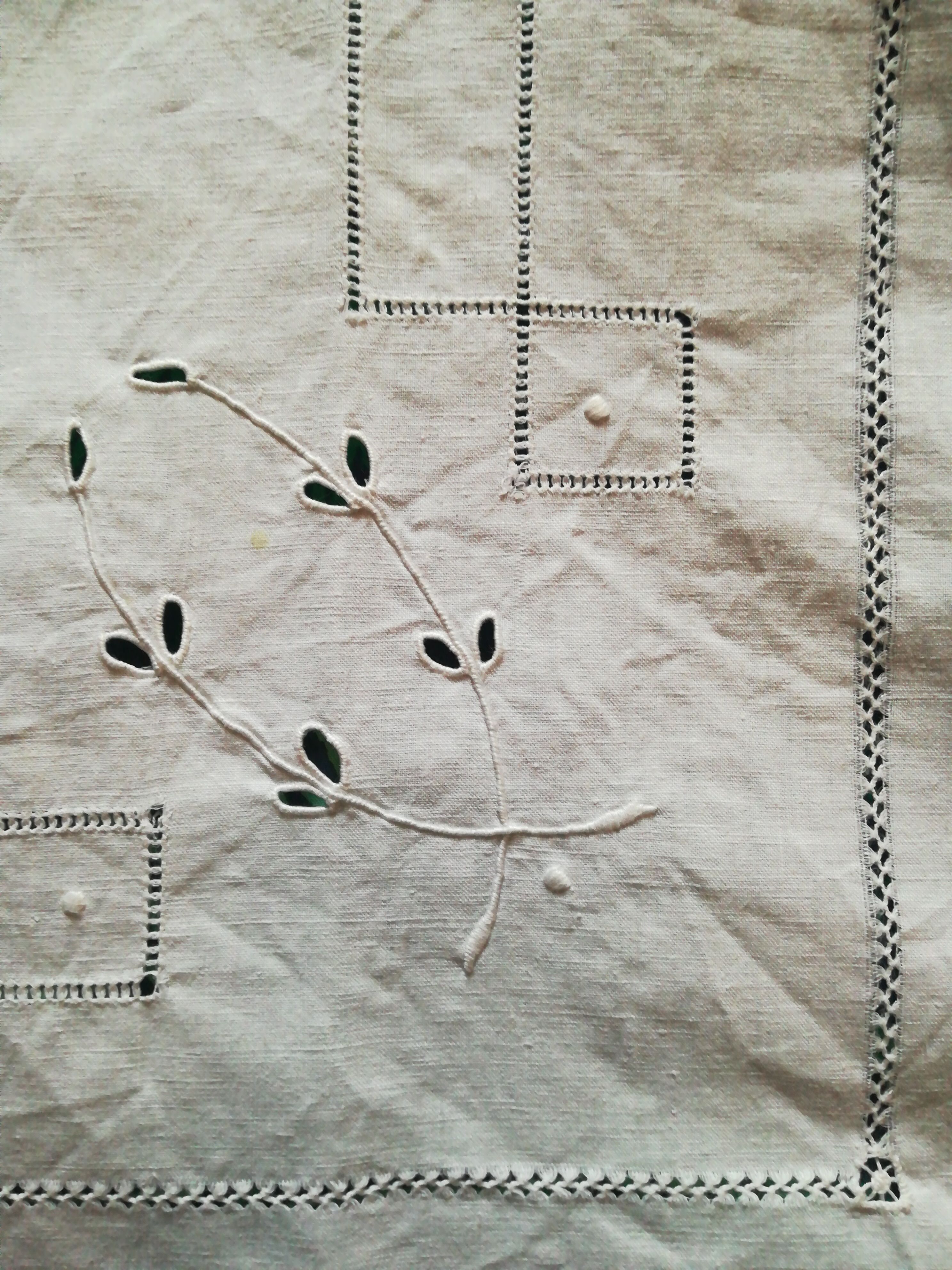 Cotton tablecloth has days and its 8 napkins to match