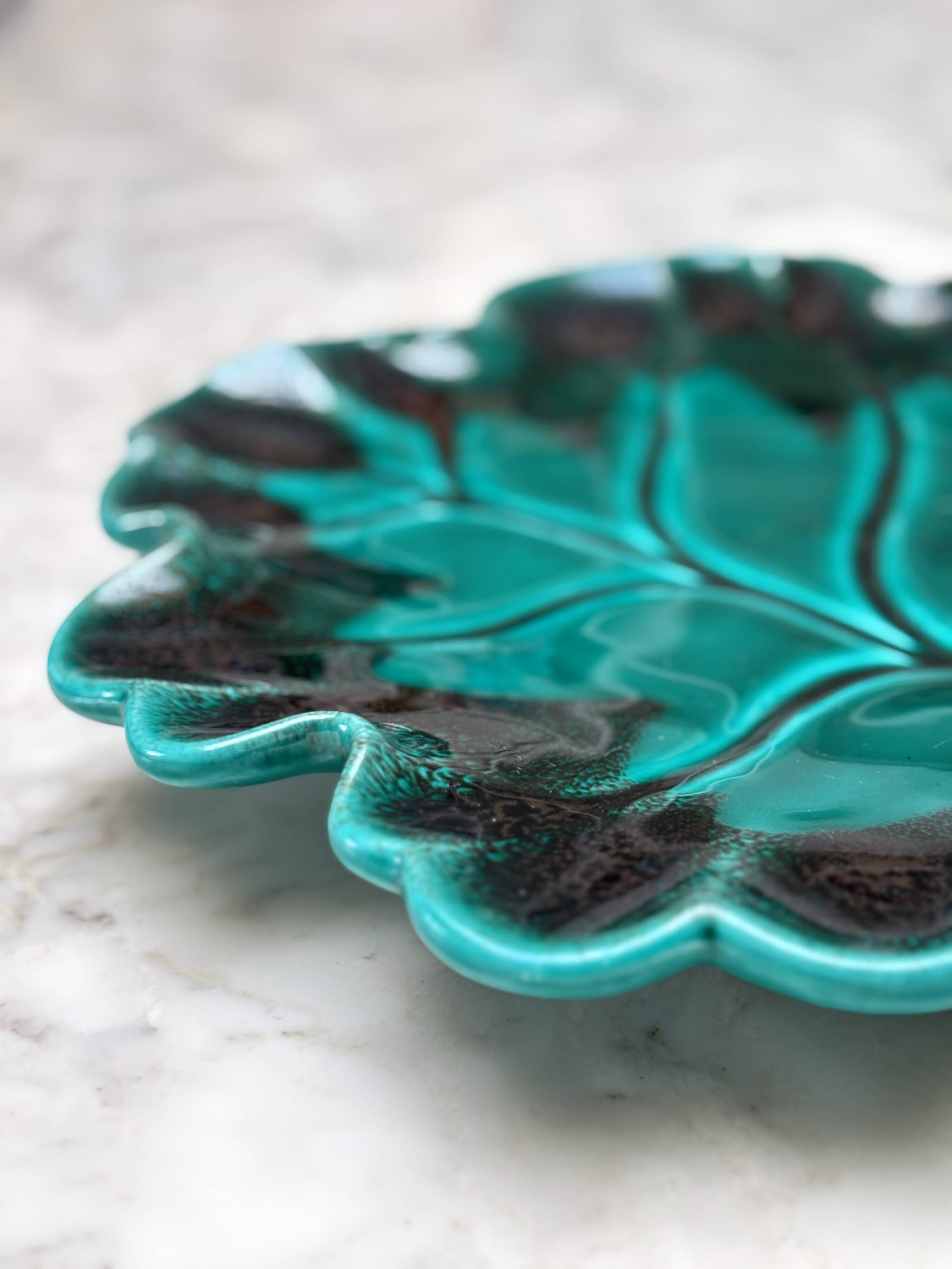 Vintage slip serving dish - Green leaf with black veneered edge