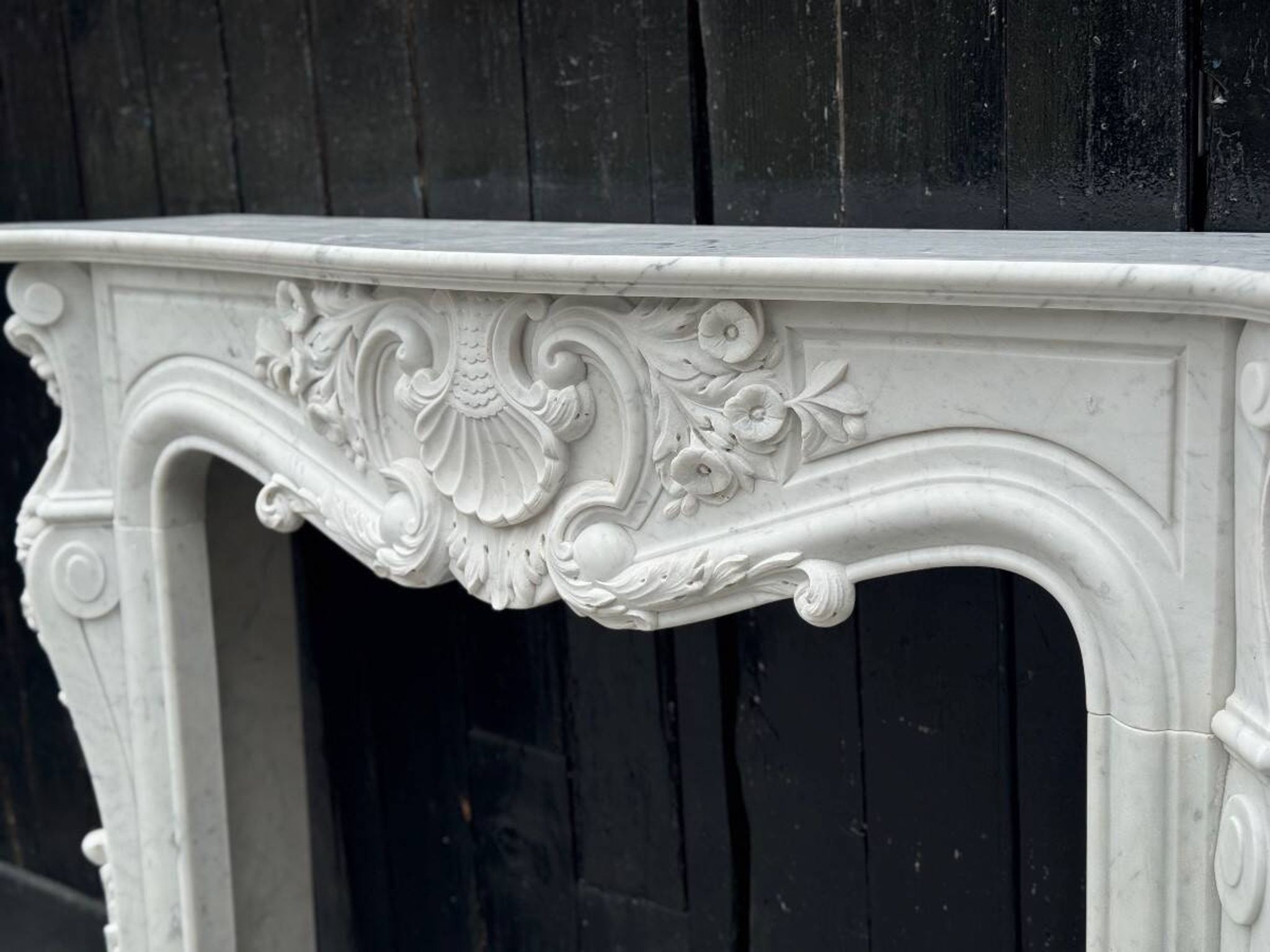 Cheminée de style Louis XV en marbre de Carrare vers 1980
