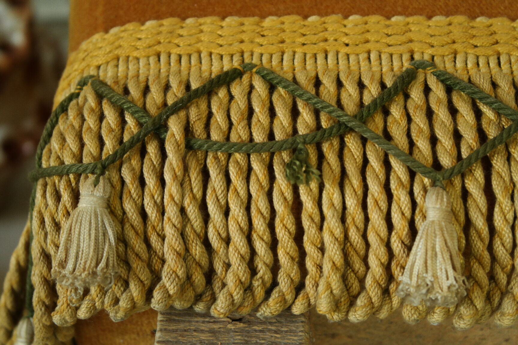 Pouf coffre vintage velours ocre et passementerie