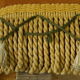 Pouf coffre vintage velours ocre et passementerie