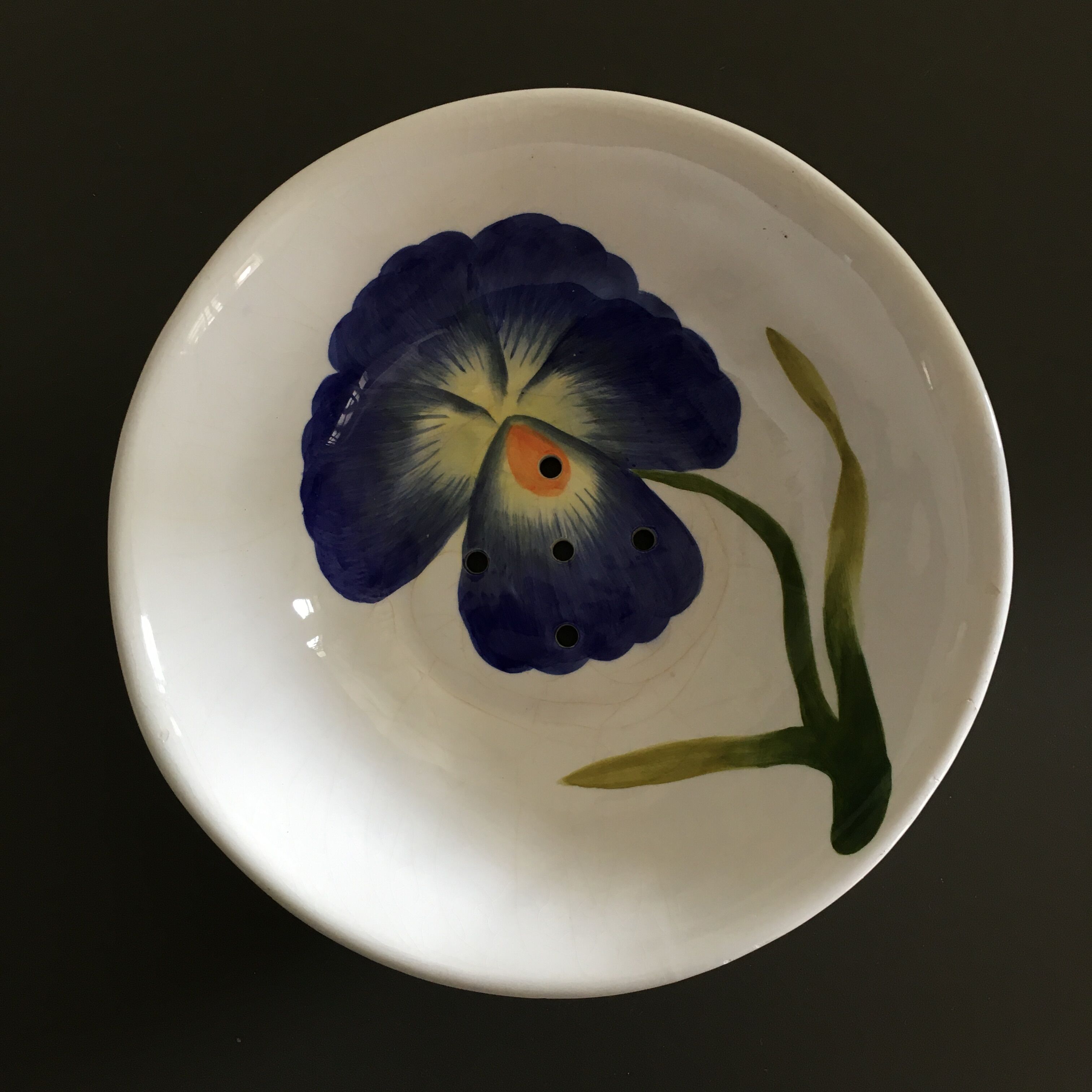 Iris-decorated salad bowl with drainer