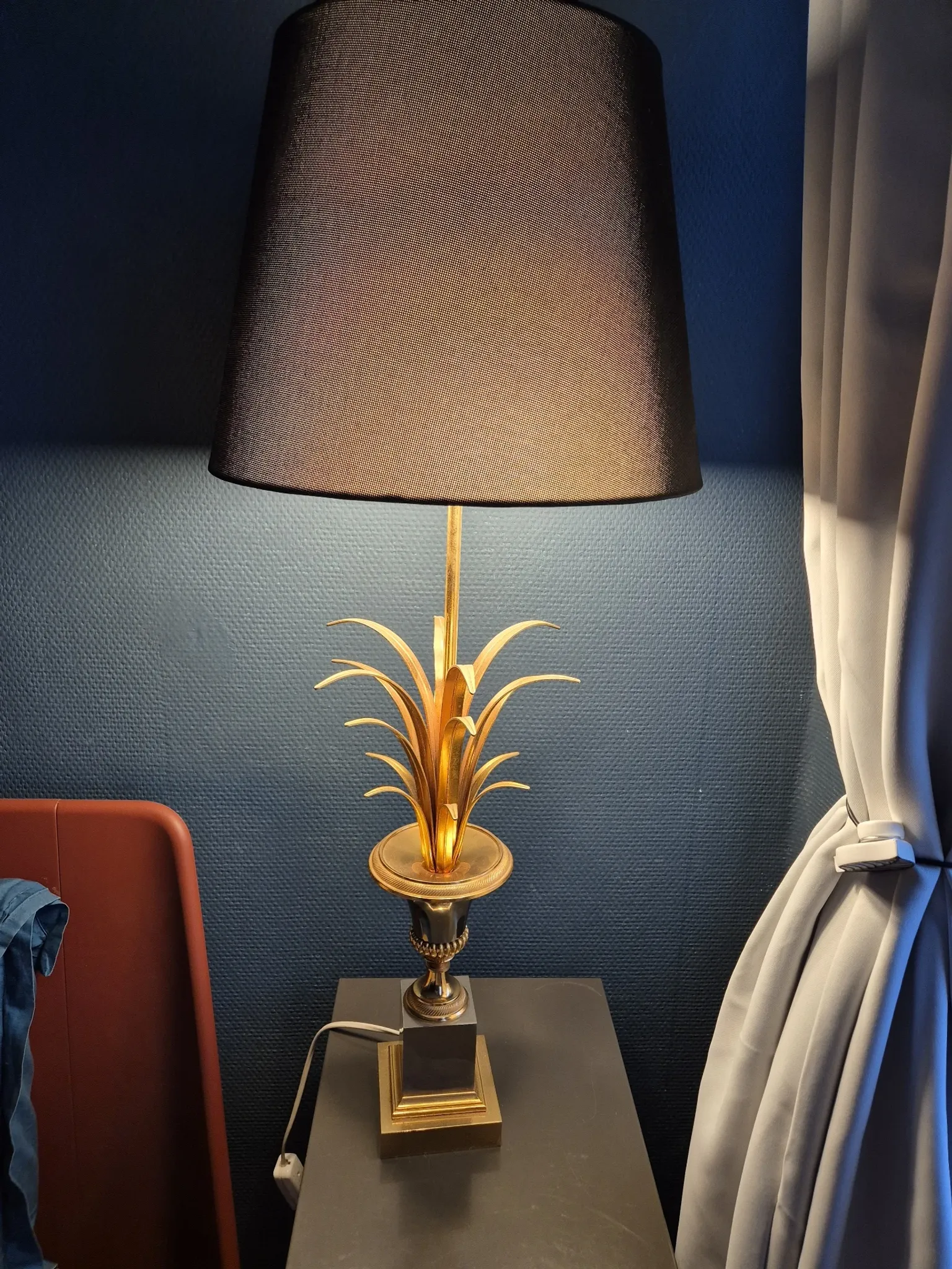Pineapple lamp