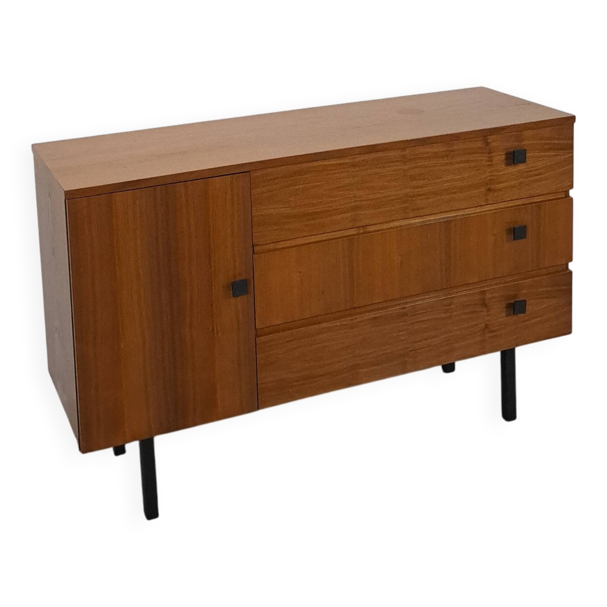 Armoire avec espace de rangement et poignées noires, buffet vintage