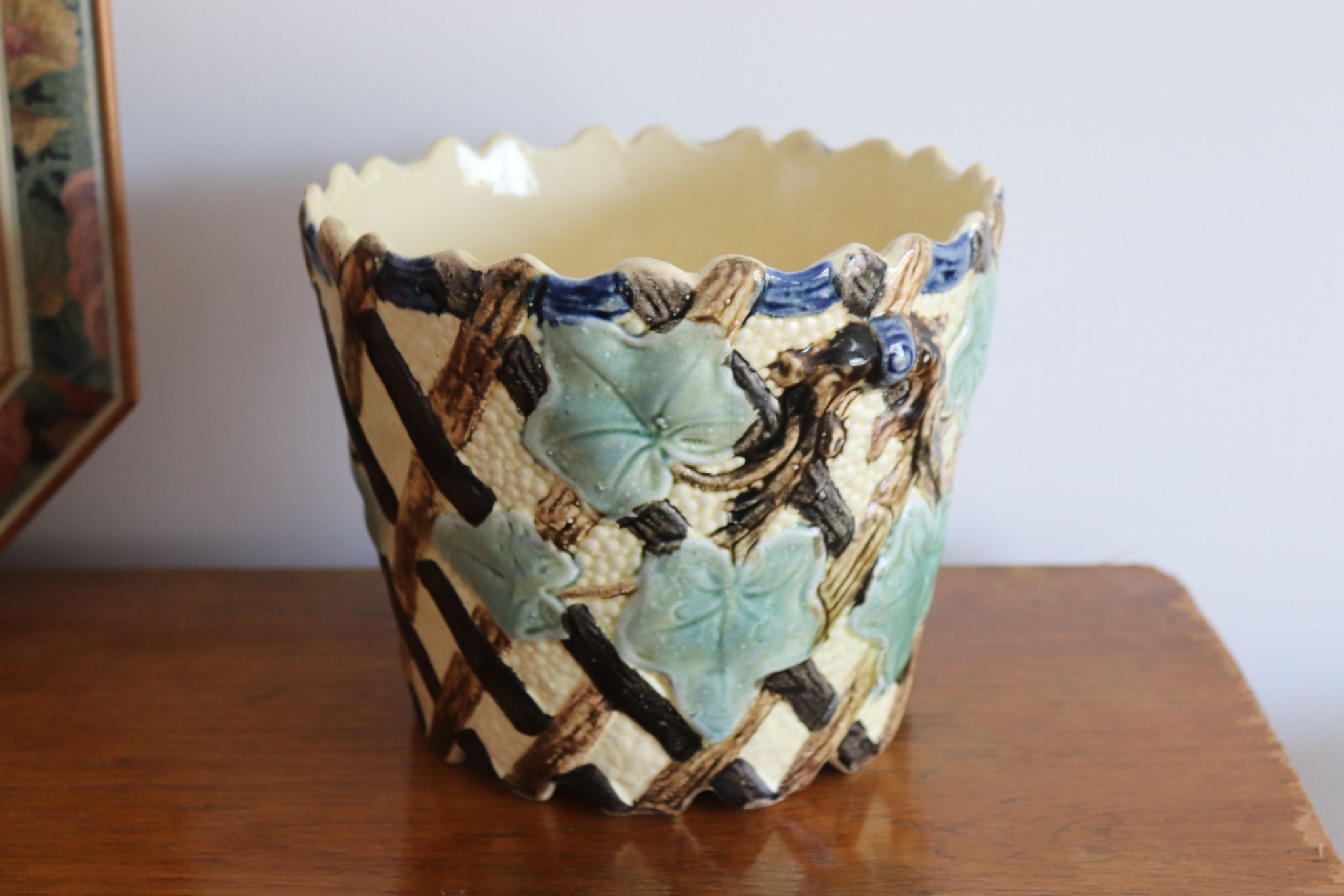 Cache pot aux lierres en barbotine onnaing art nouveau