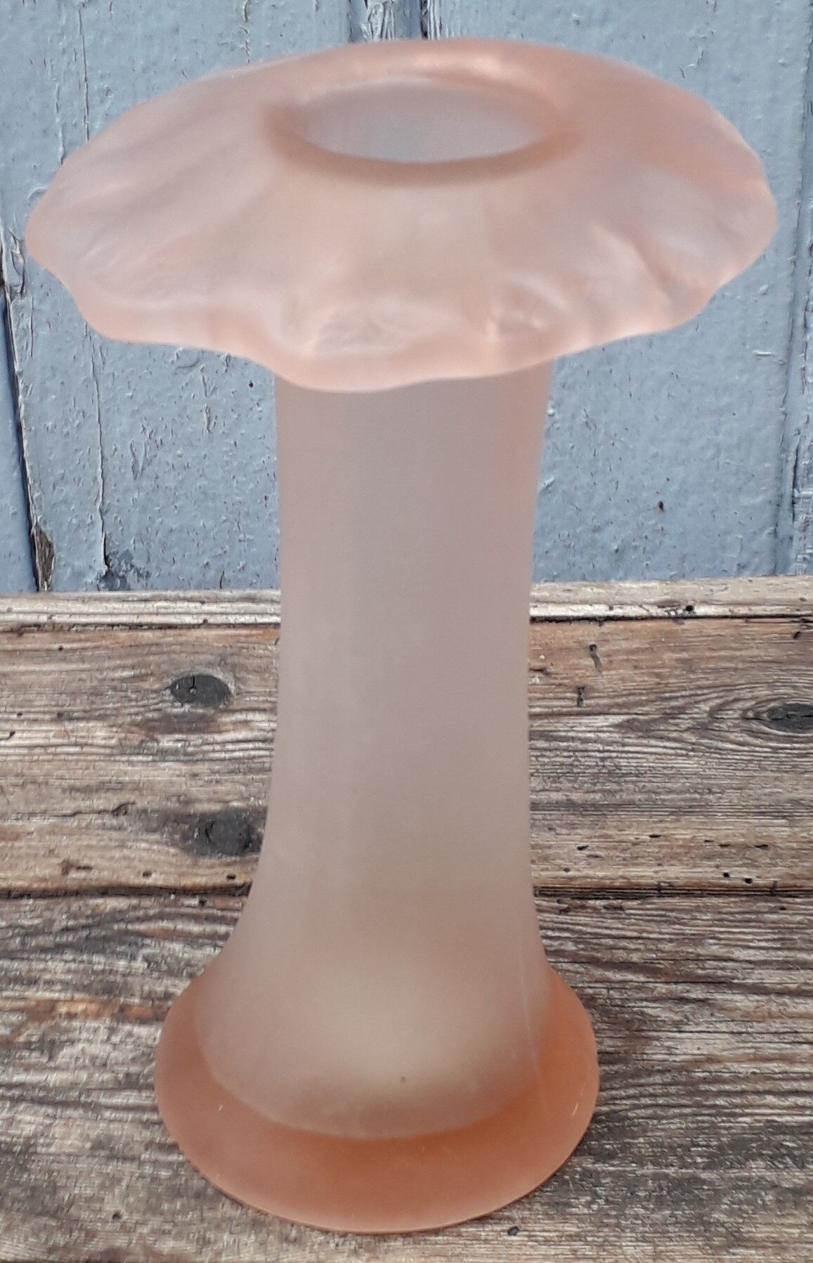 Mushroom-shaped vase in pink blown glass