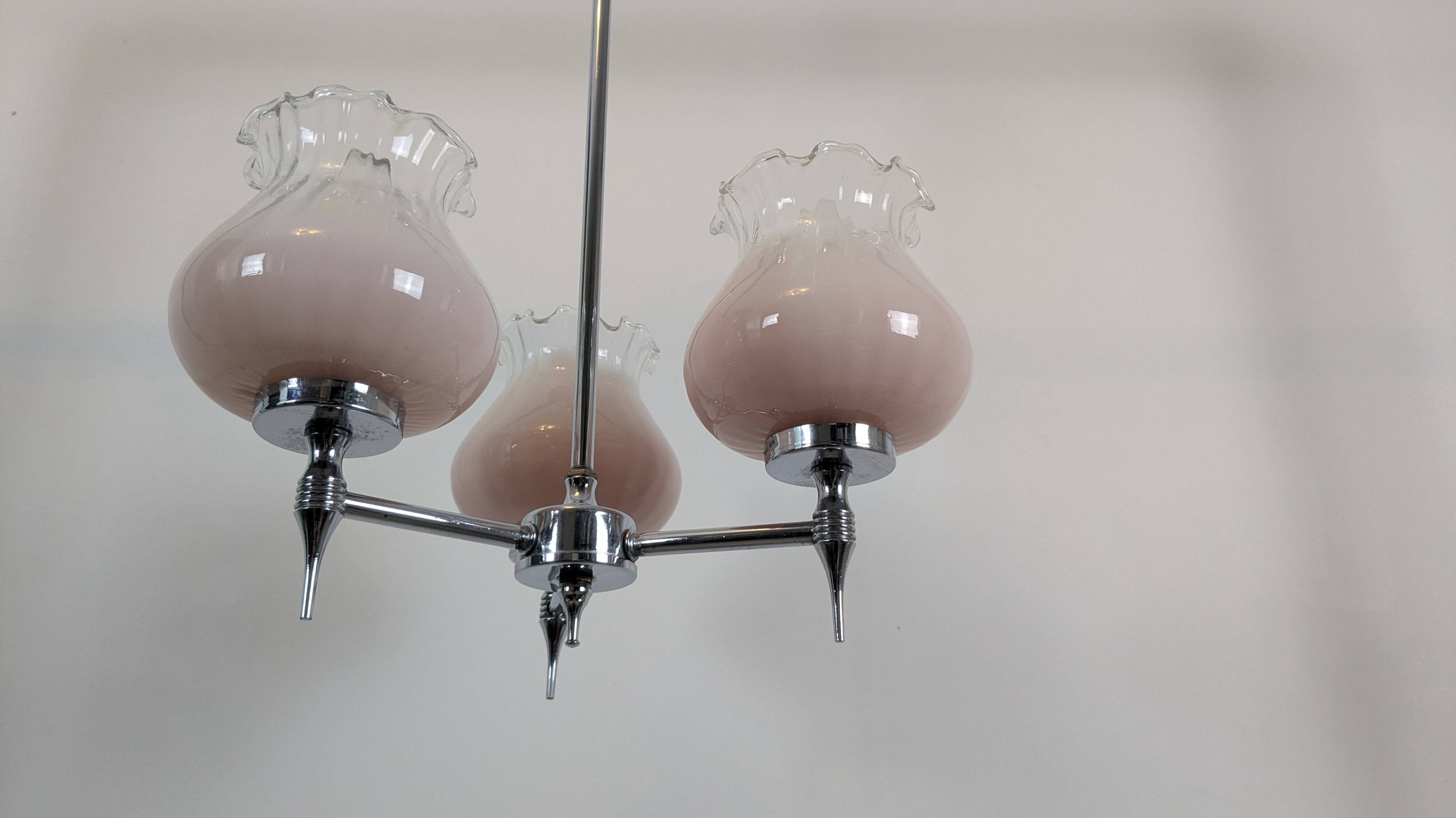 Vintage lustre in pink opaline – Three lights for a subdued atmosphere