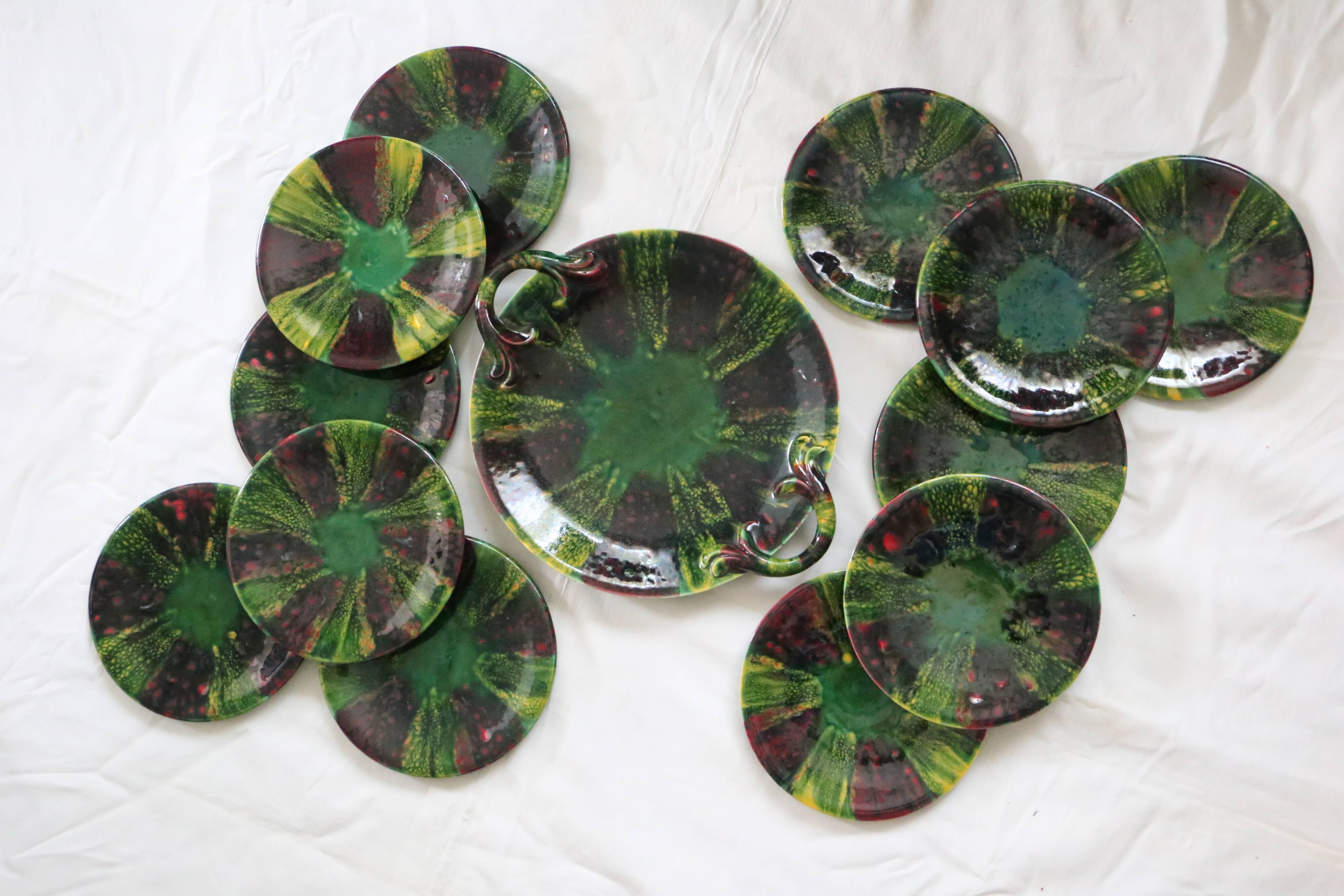 Service à dessert composé de 12 assiettes et plat à oreilles, vintage