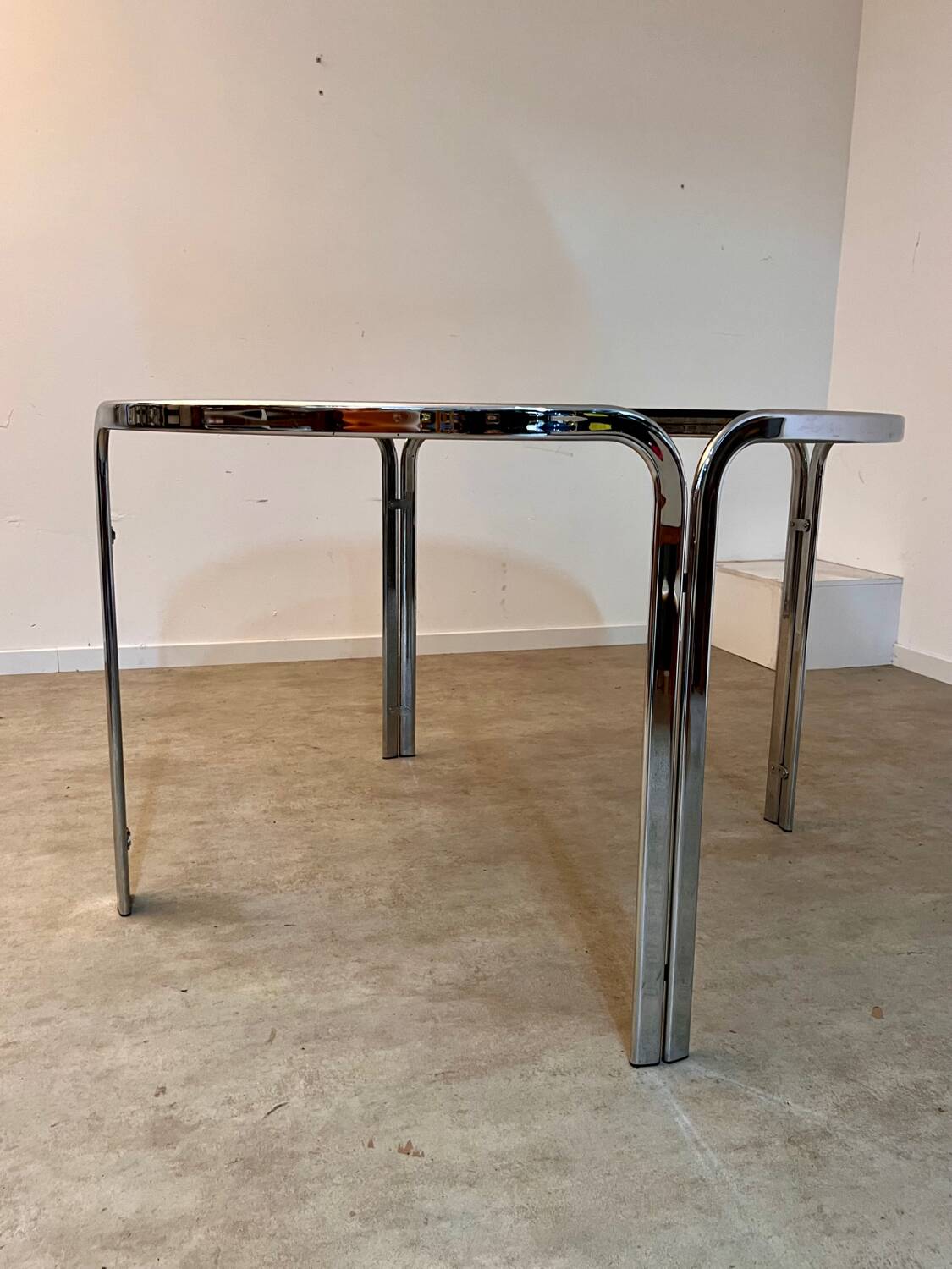 Table ronde vintage tubulaire en métal et verre fumé design année 70