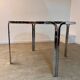Table ronde vintage tubulaire en métal et verre fumé design année 70