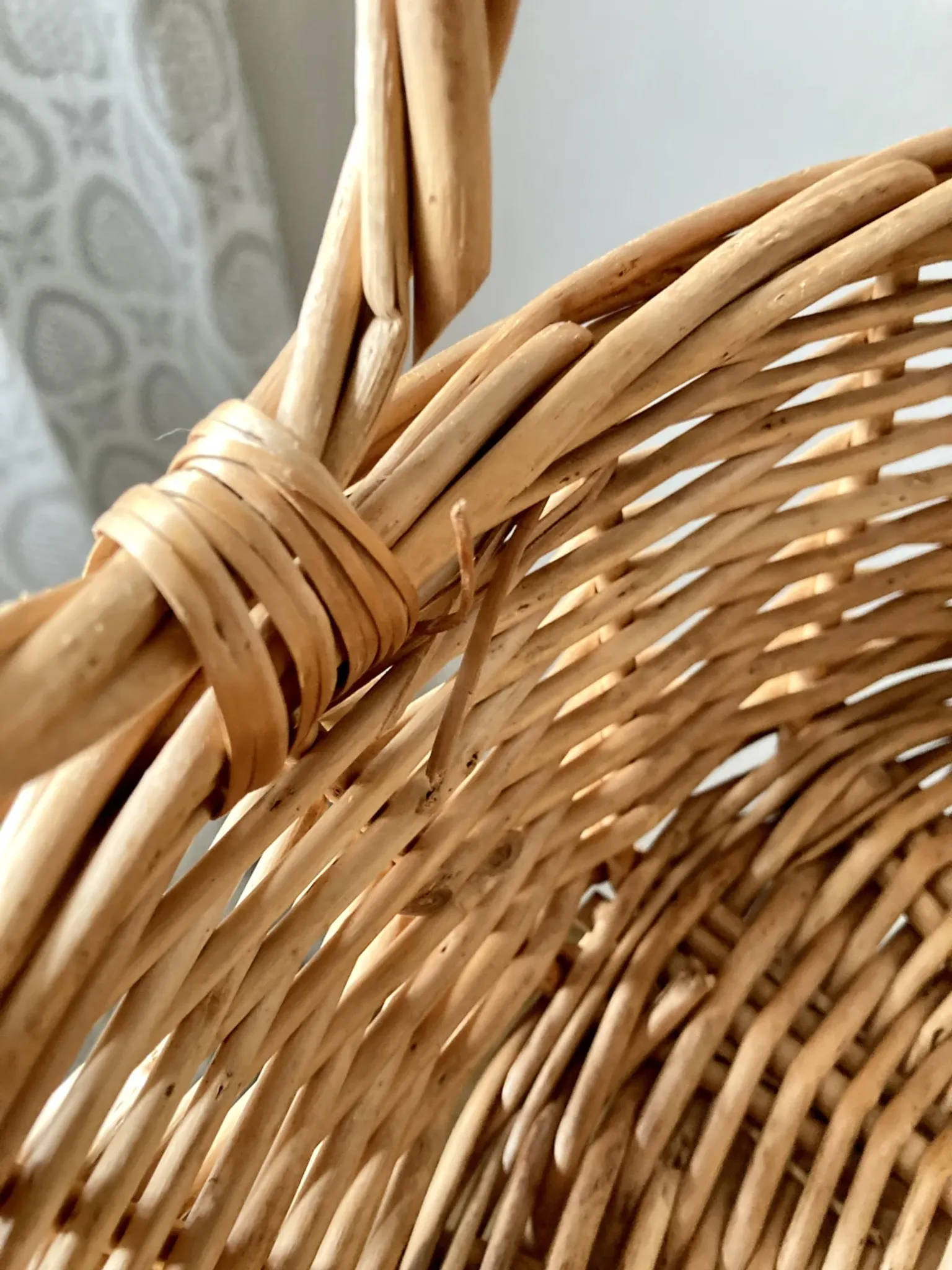 Large wicker suspension with three baskets, twisted ring chain.