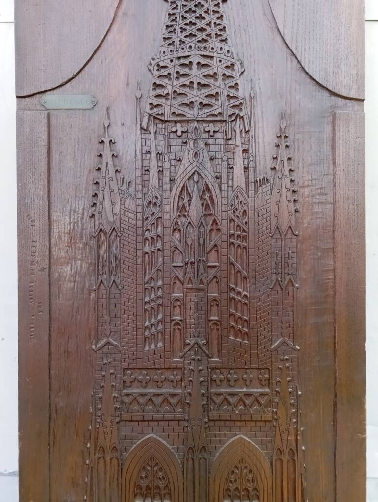 Grand panneau sculpté façade cathédrale Caudebec