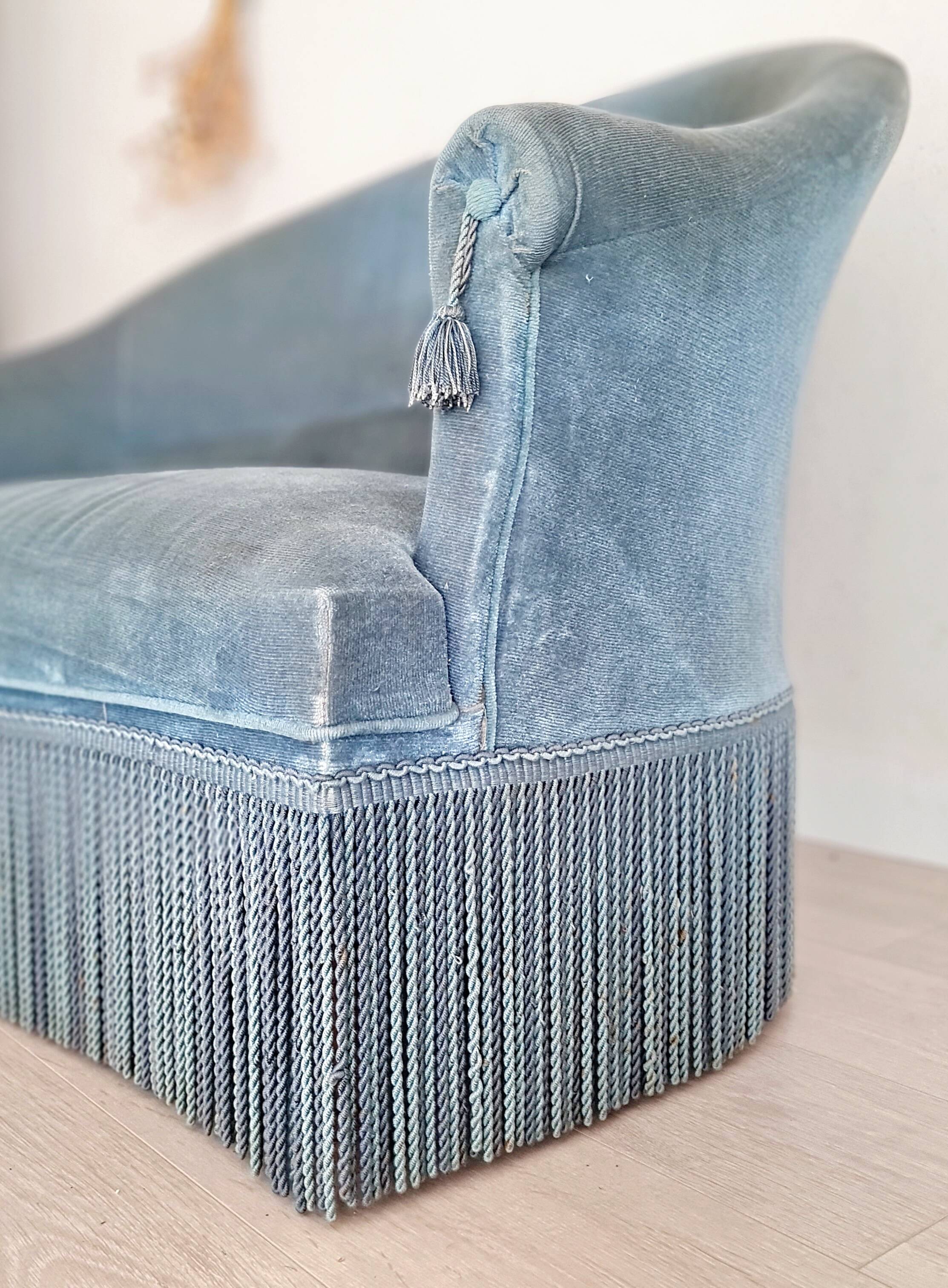 Banquette crapaud en velours bleu ras