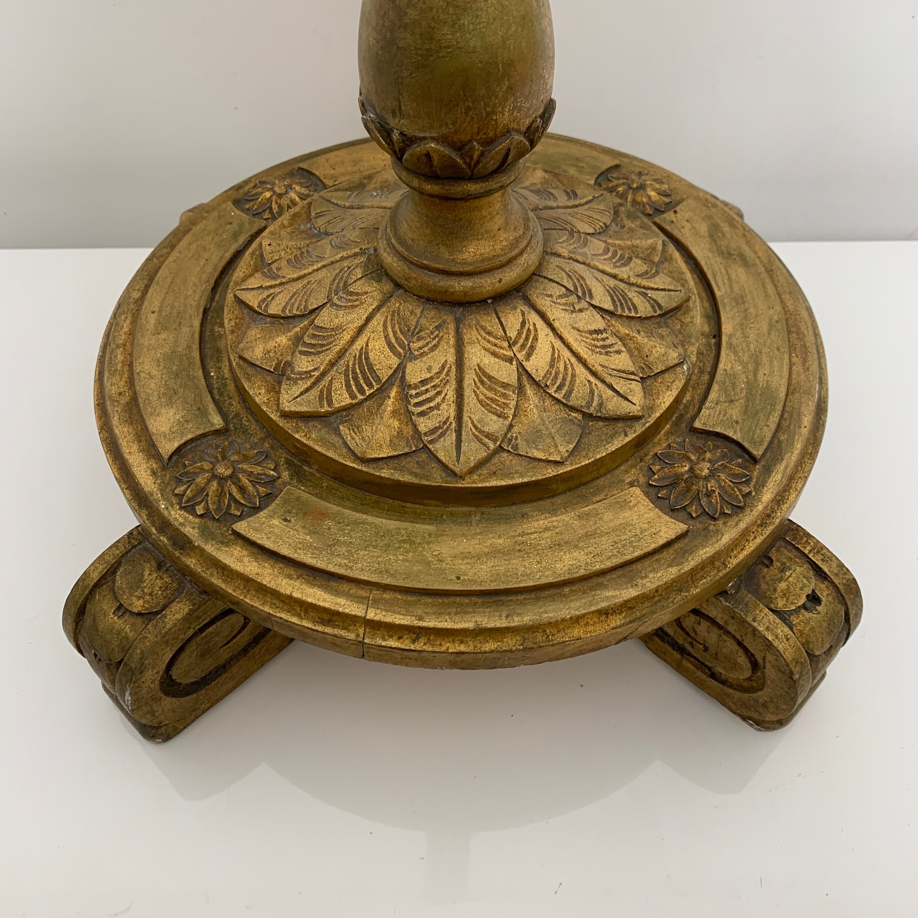 Lampadaire en bois doré début XXe