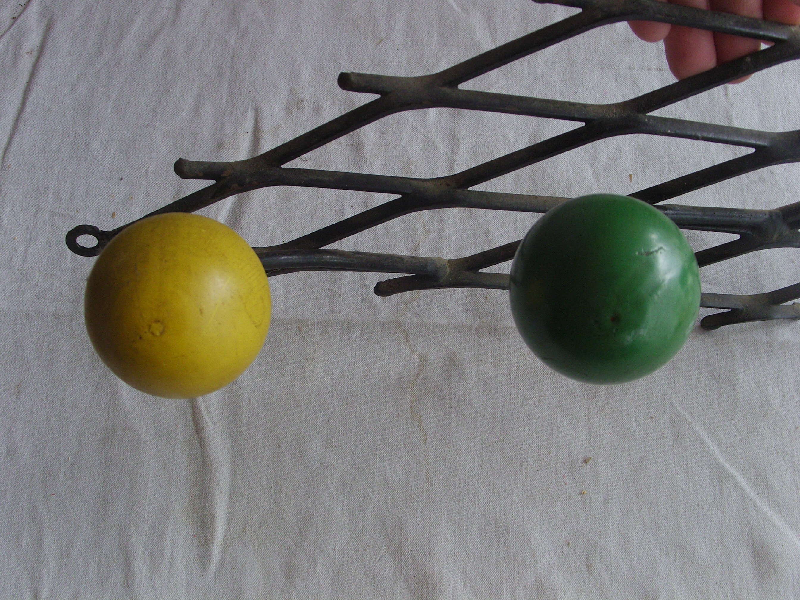 Porte manteaux mural vintage fer forgé et boule en bois de couleur rouge bleu jaune vert