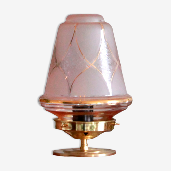 Lampe d'appoint globe ancien en verre rose avec des dorures, pied en laiton