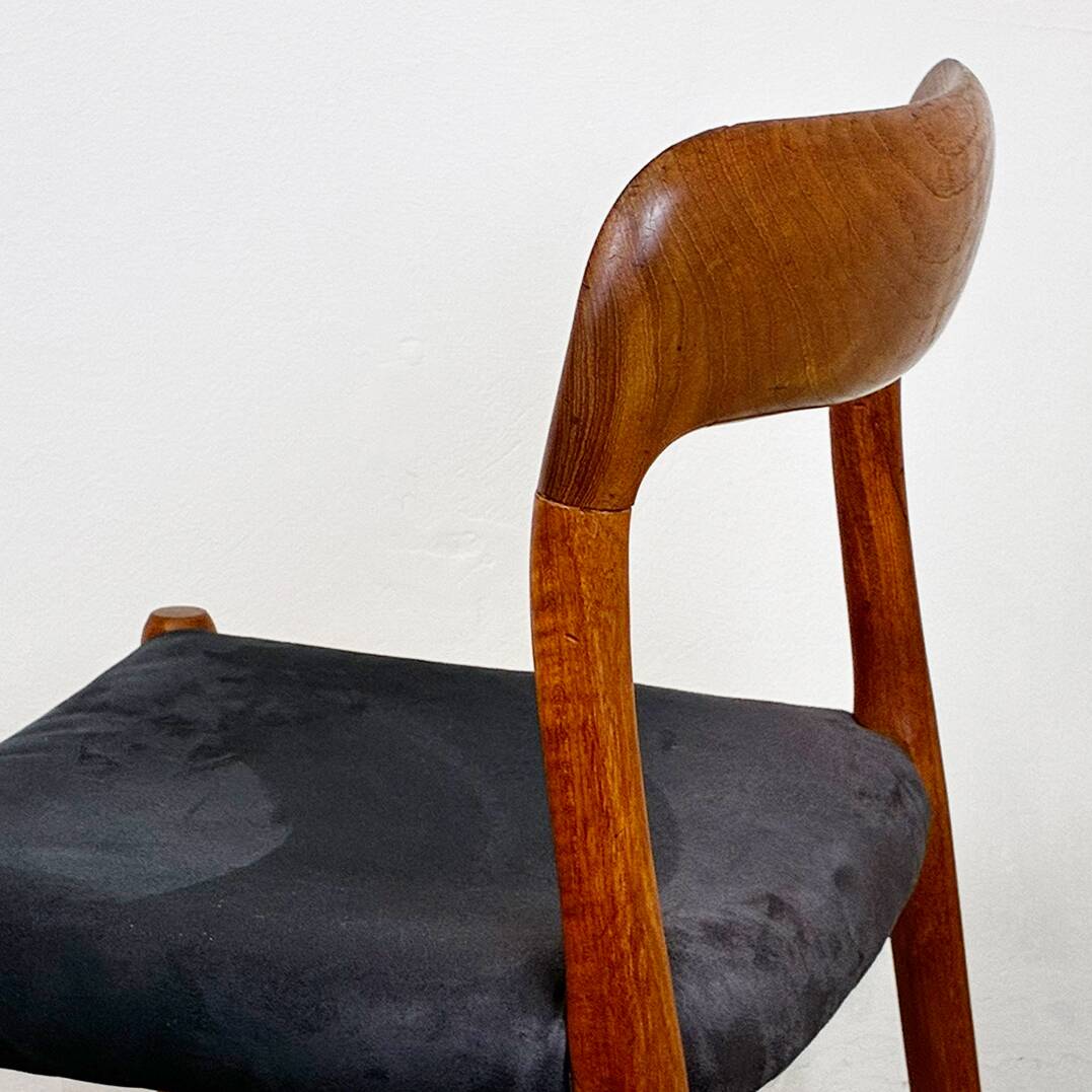 A beautiful pair of modern Scandinavian dining chairs in teak, model 75 by Niels Otto Møller.