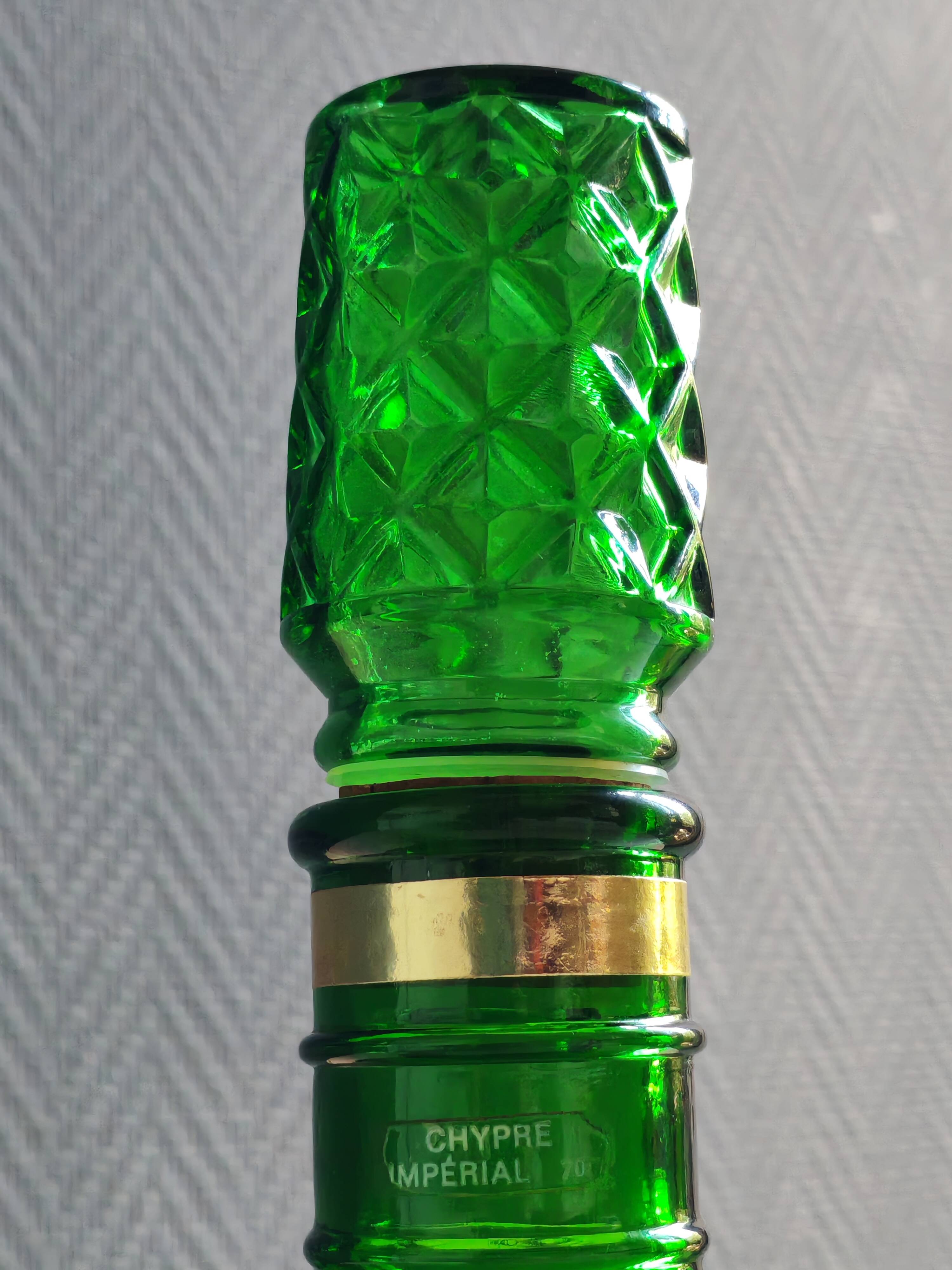 Carafe à whisky vintage en verre vert moulé pointe de diamant