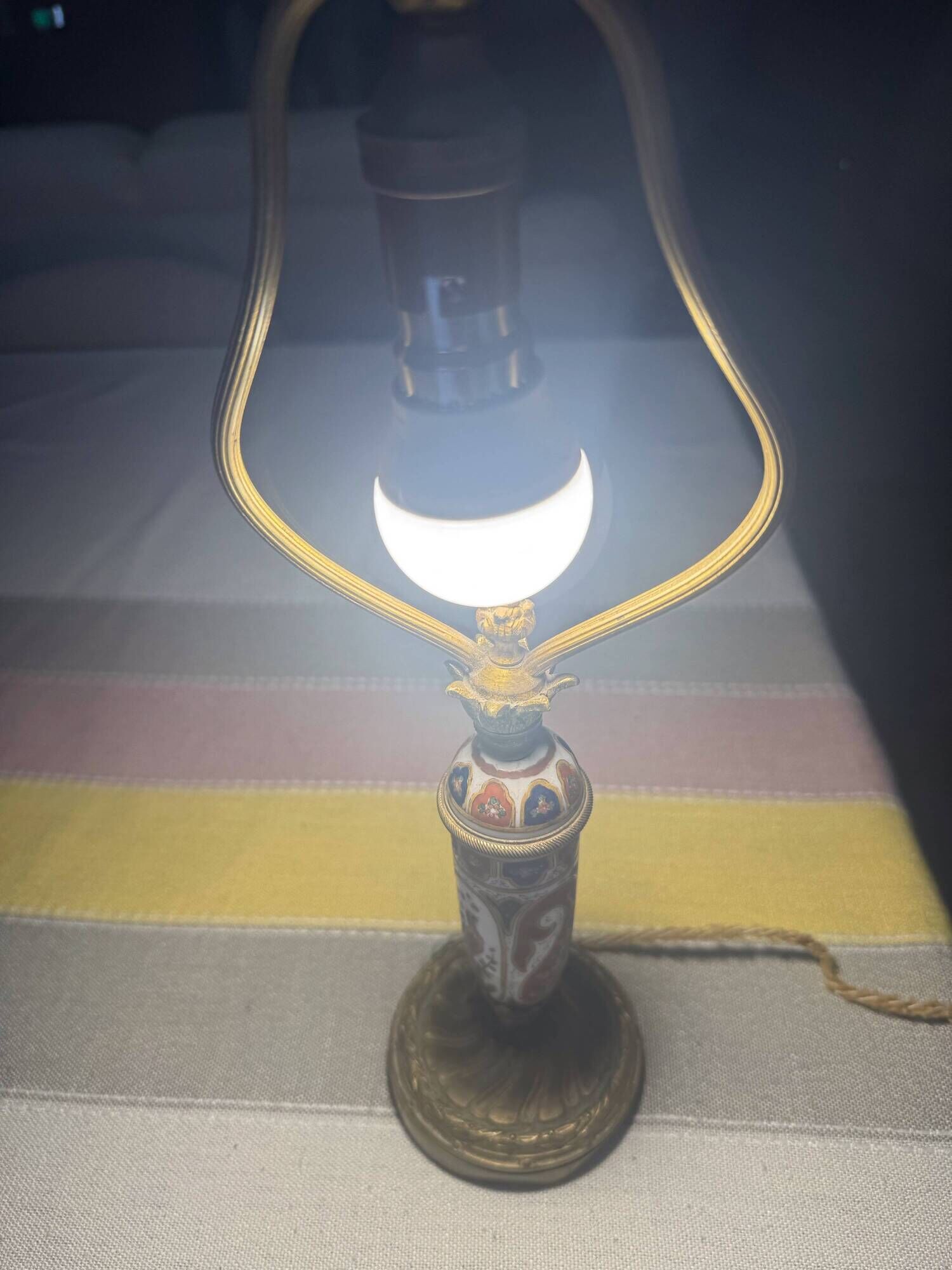 Antique lamp in enamelled porcelain and bronze