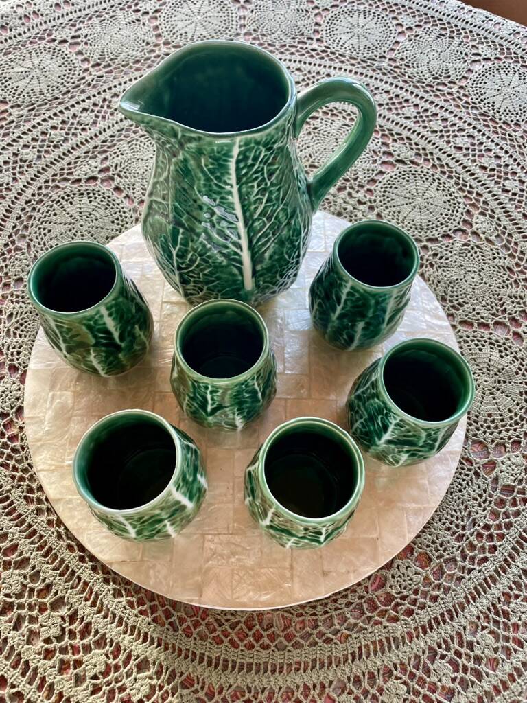 Service Vintage Années 70 – Carafe Majolica Verte + 6 Mugs Feuillage