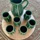 Service Vintage Années 70 – Carafe Majolica Verte + 6 Mugs Feuillage