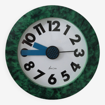 Horloge murale conçue par george sowden, fabriquée par neos en italie vers 1980.
