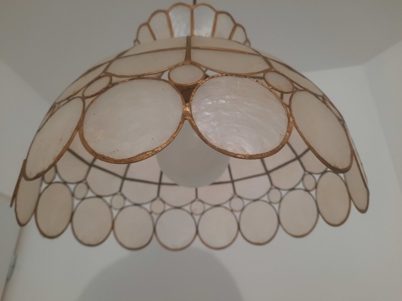 Mother-of-pearl and brass suspension