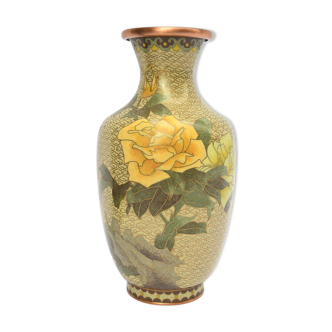 Vase en émaux cloisonnés à décor de papillons et fleurs