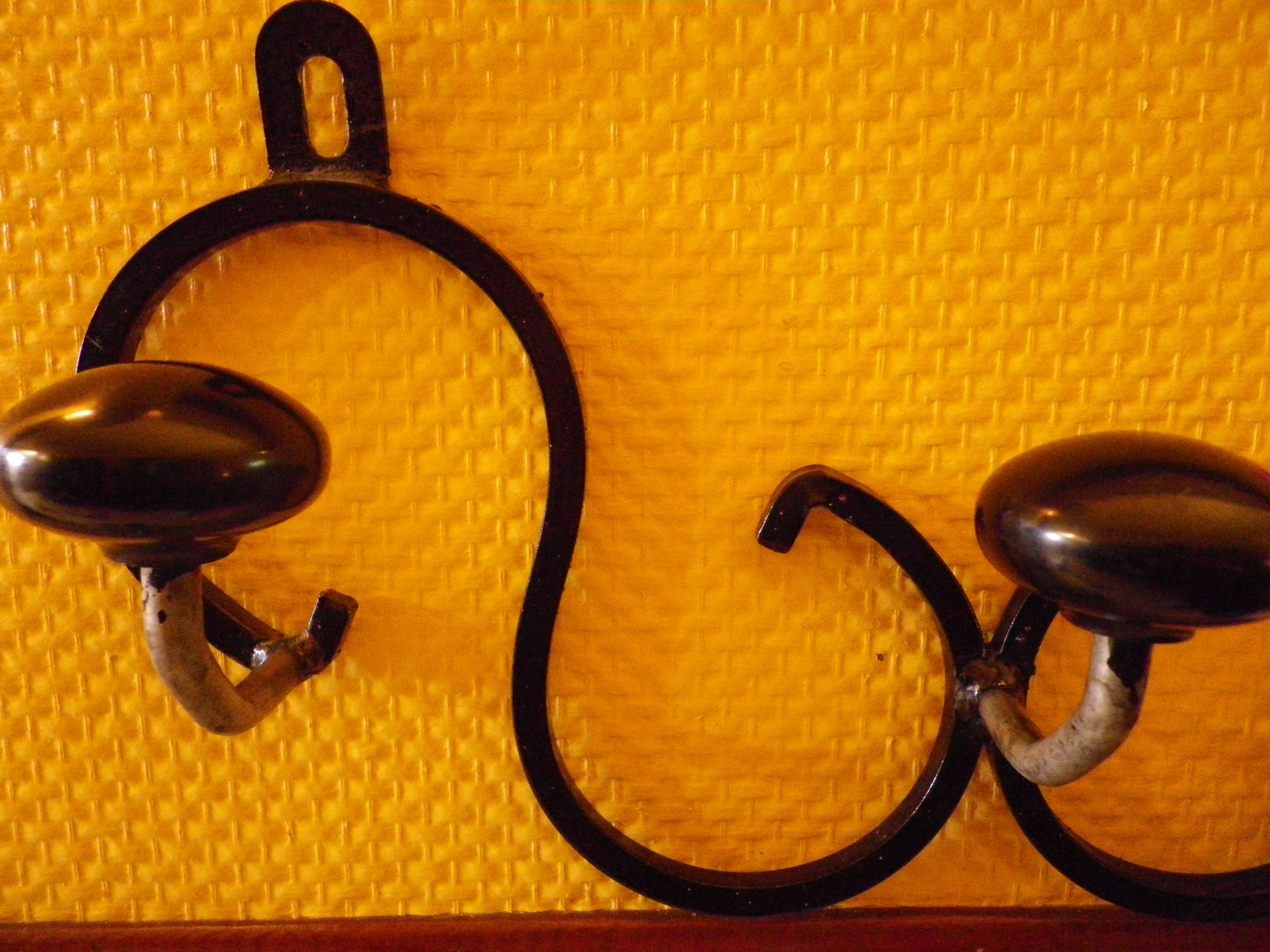 80 cm long wall coat door, made of wrought iron with 5 Suspensions in Bakelite - 70s