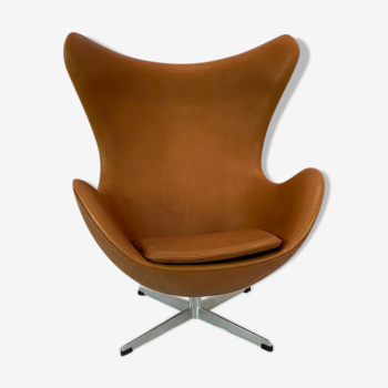 Egg chair, model 3316 by Arne Jacobsen and Fritz Hansen