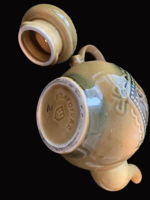 Earthenware teapot from Volgograd (Russia)