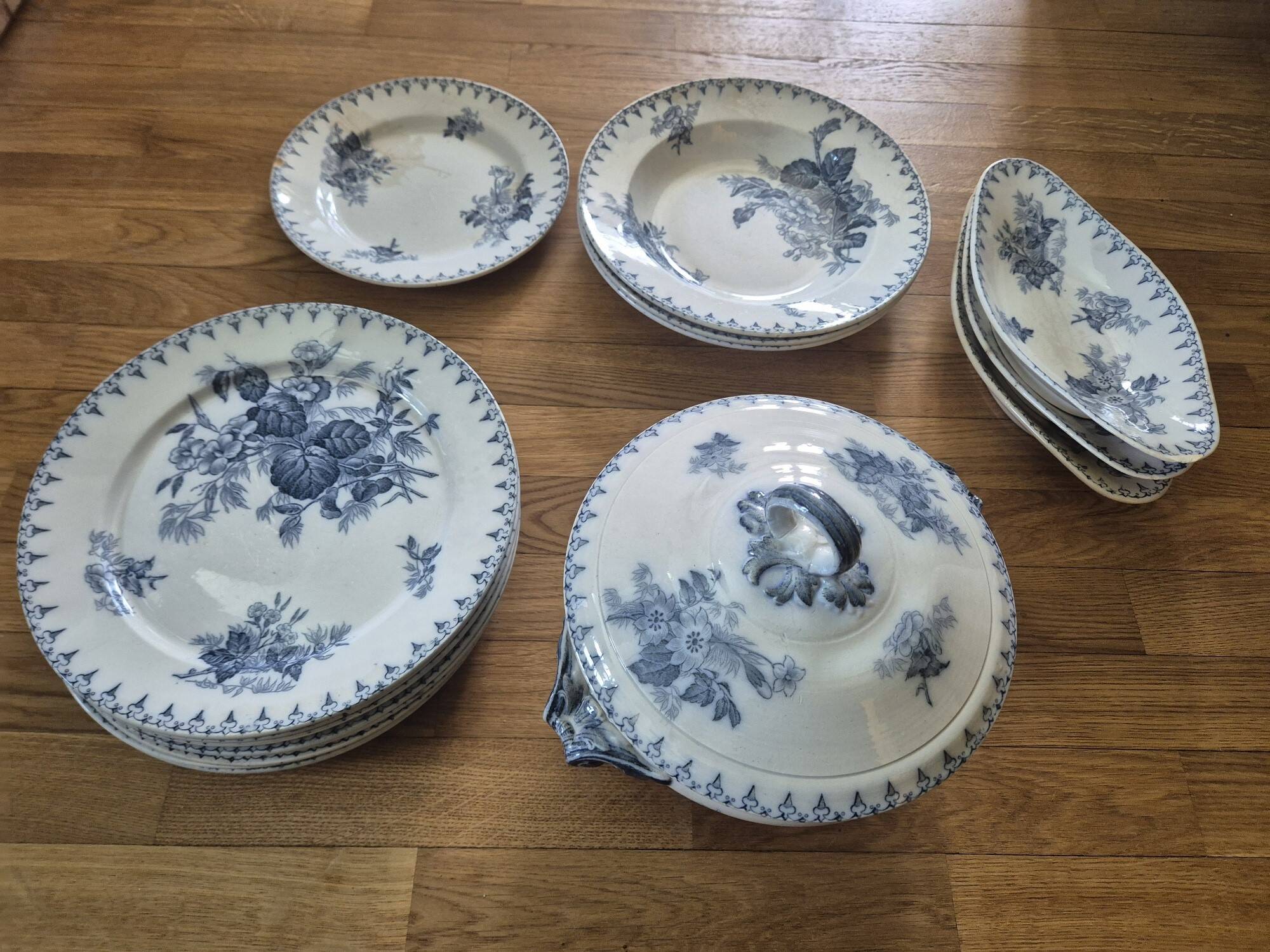 Antique table service Sarreguemines U&C Flore – 17 pieces