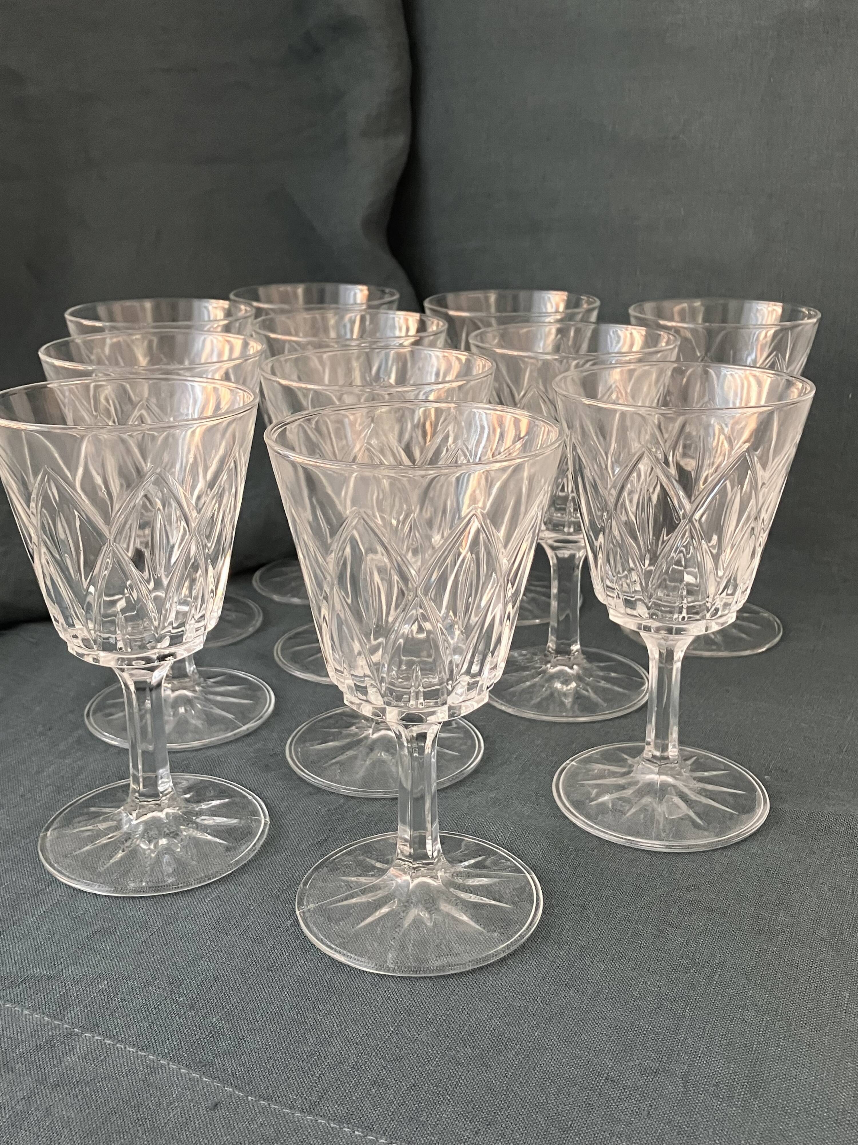 Set of 11 vintage cut glass glasses from Vmc Reims France, model Arlequin.