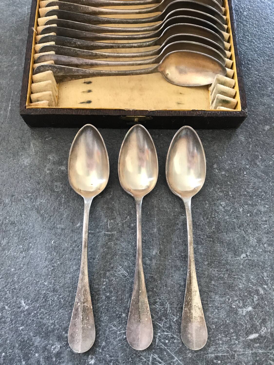 Series of 12 teaspoons in silver metal