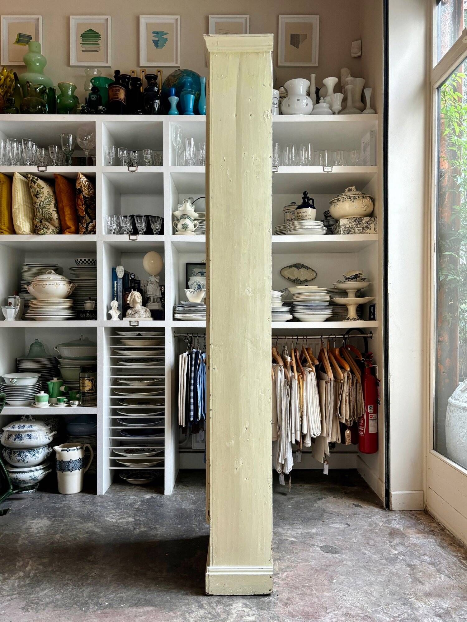 Standing man, cabinet with 1 door, 3 shelves in beige wood