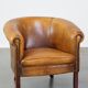 Fauteuil club en peau de mouton subtile avec finition cloutée décorative