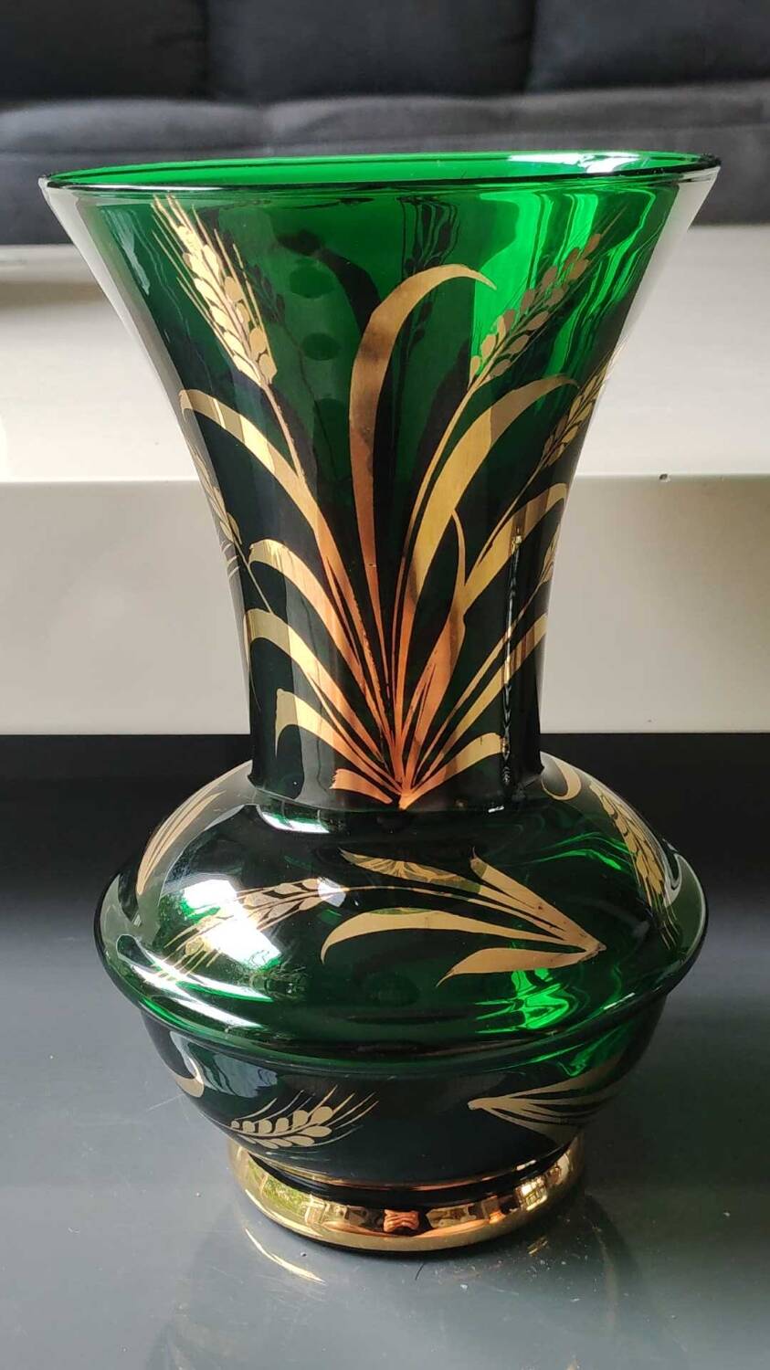 Glassware vase from Monaco/Monte Carlo, stamped with the Crown emblem. In emerald green blown glass, gold ears of wheat patterns. Size 25 x 15 cm