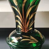 Glassware vase from Monaco/Monte Carlo, stamped with the Crown emblem. In emerald green blown glass, gold ears of wheat patterns. Size 25 x 15 cm