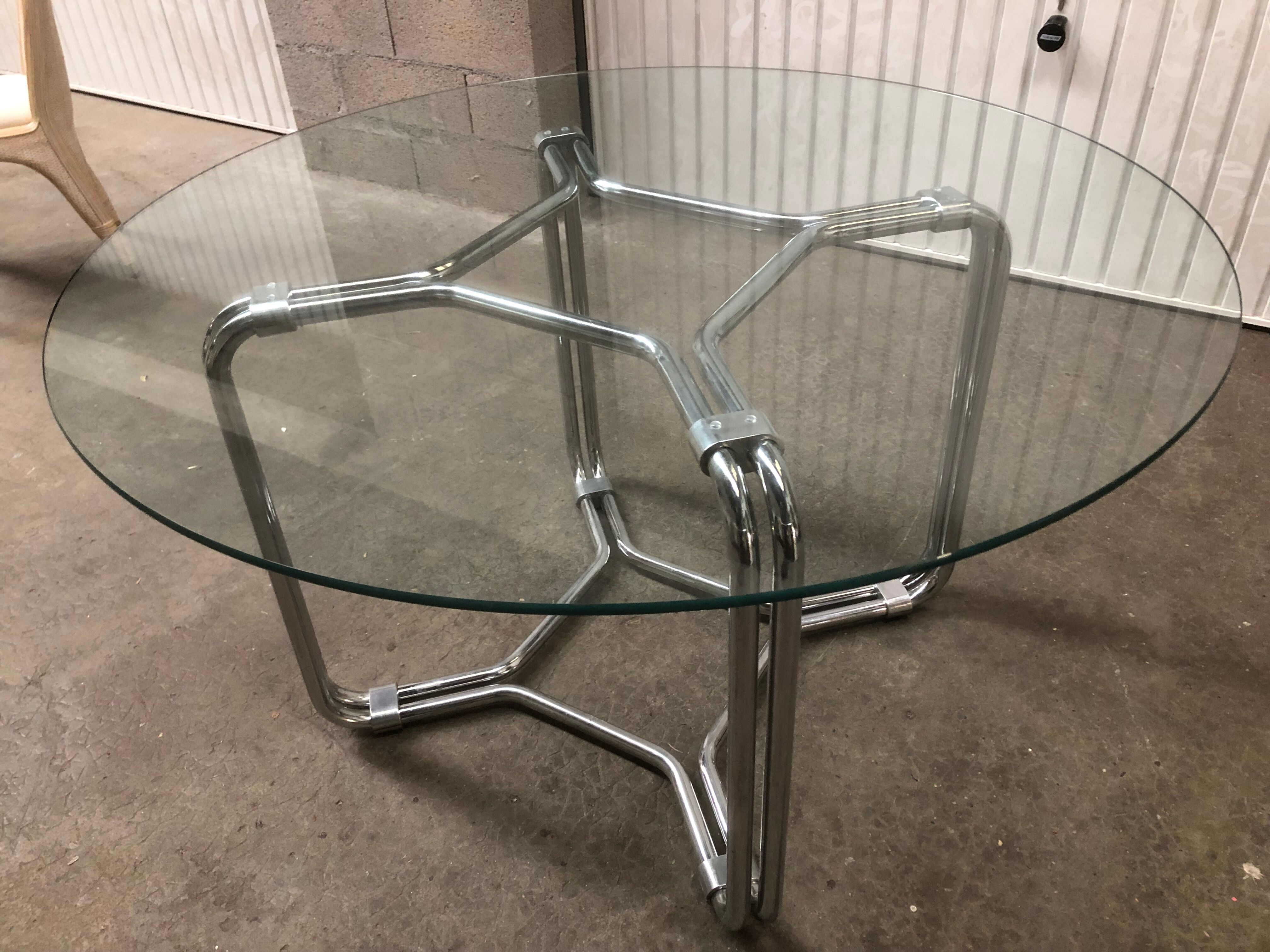 Round table Italian design 1970