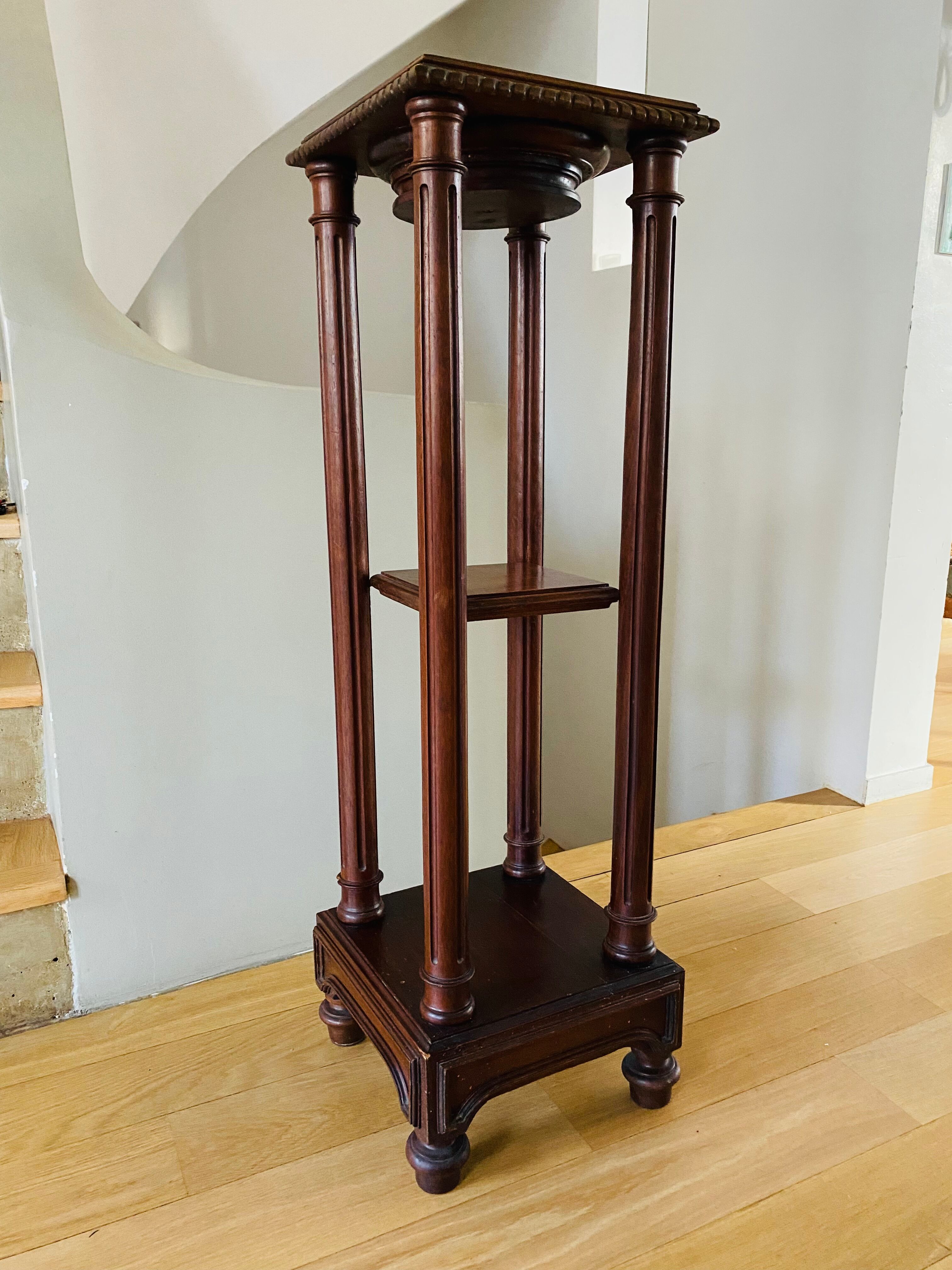 High pedestal table in solid wood