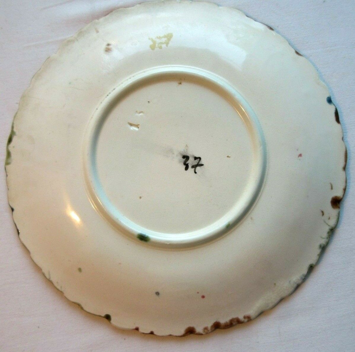 Onnaing dabbling art deco plate strawberries and flowers on leaves