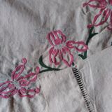 Drap ancien en lin brodé decor fleurs rose 210x300 cm