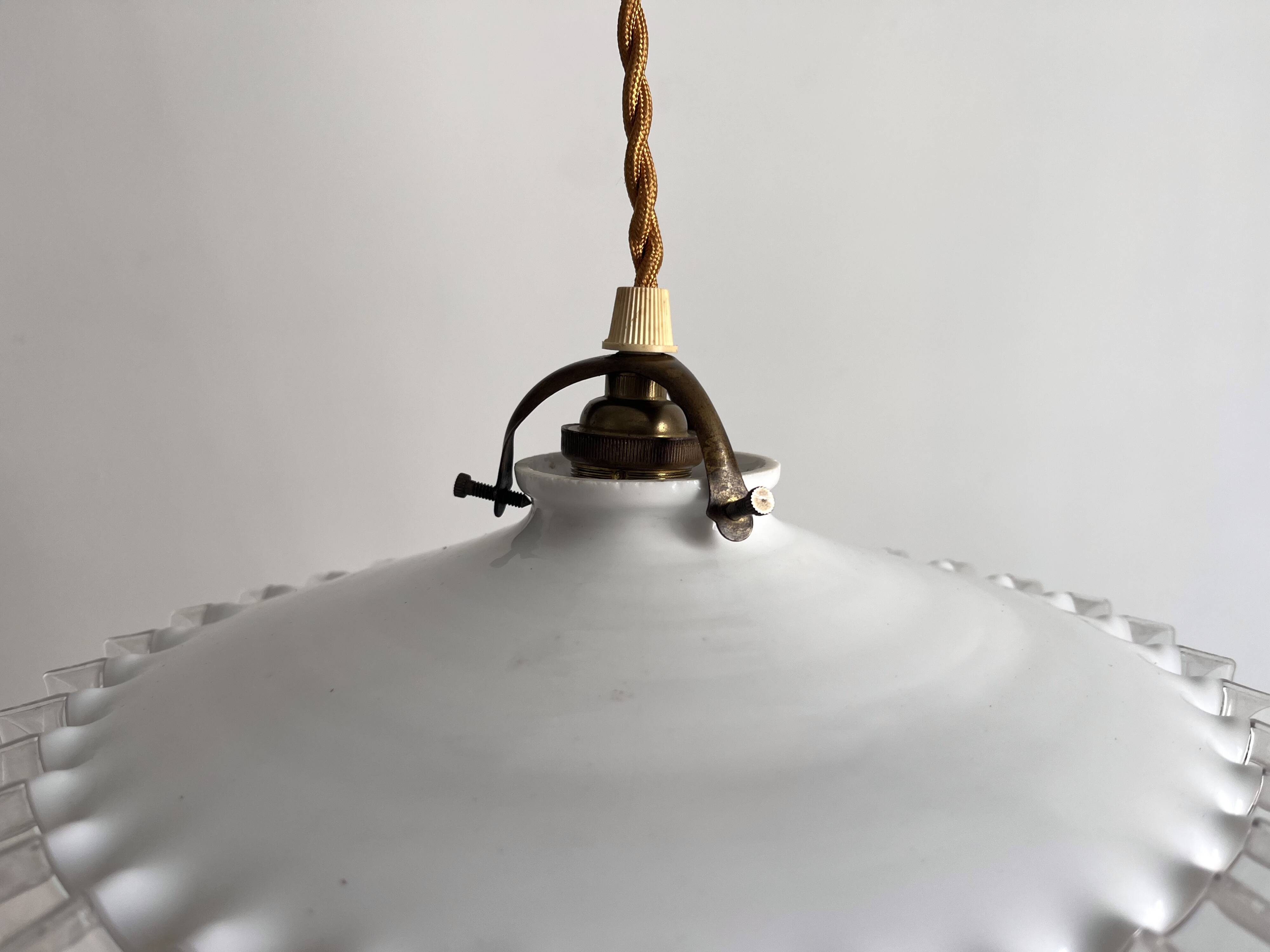 Suspension opaline blanche dentelle