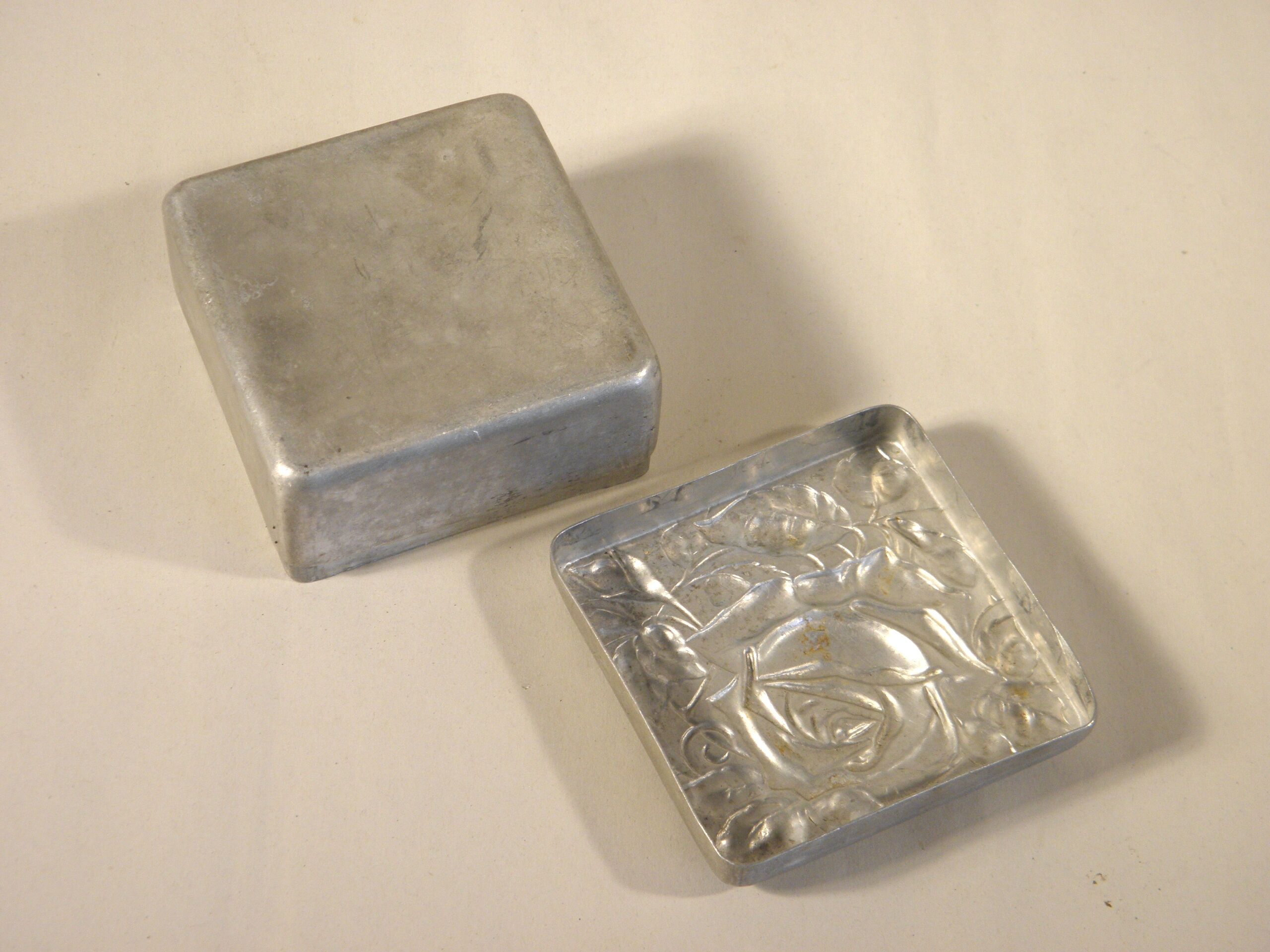 Metal box years 30 7 x 7 cm