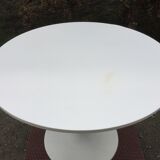 Vintage tulip base table in white pvc